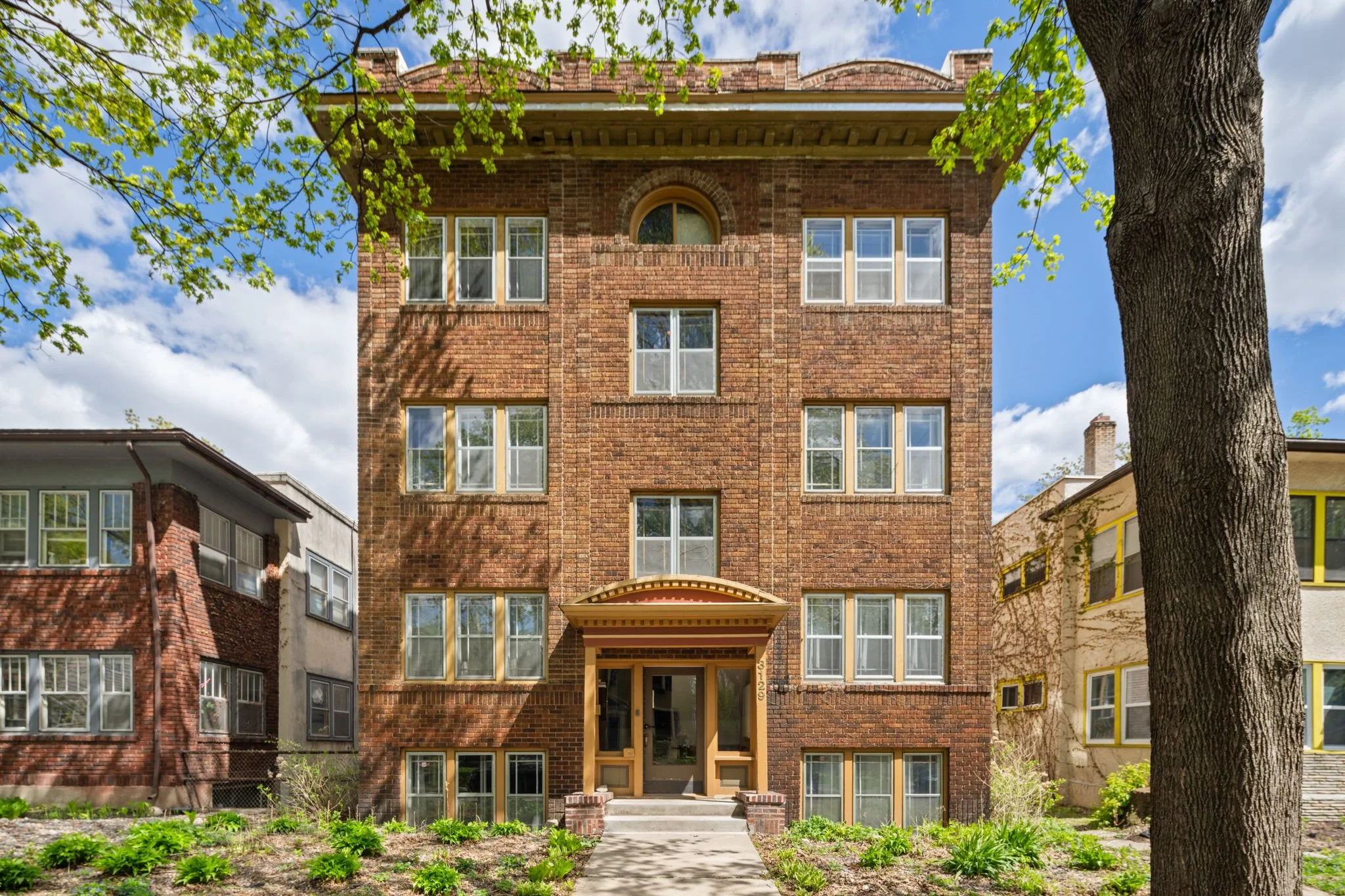 26-web-or-mls-3129-fremont-ave-s-2.jpg