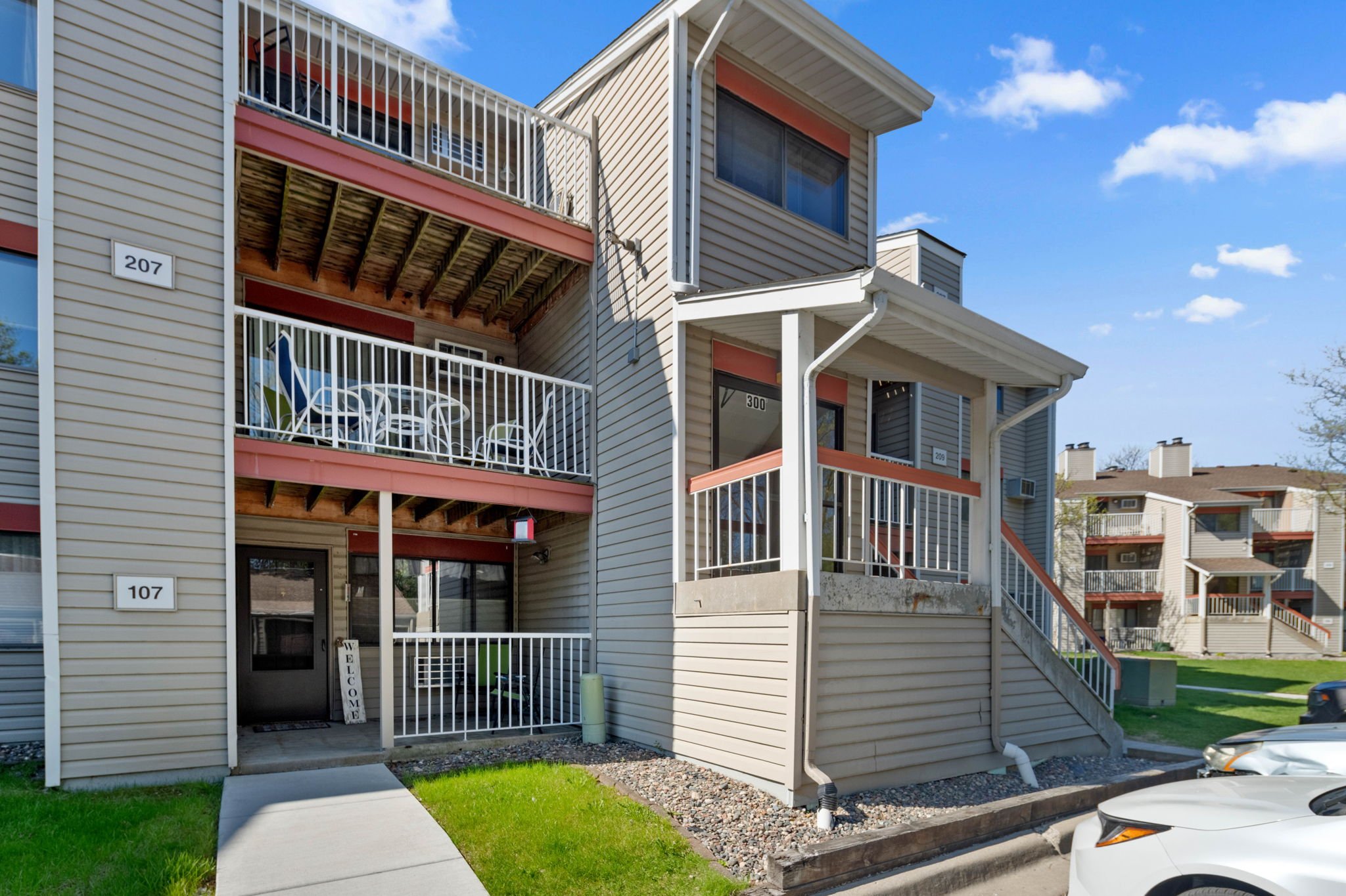 24-web-or-mls-300-shelard-pkwy.jpg