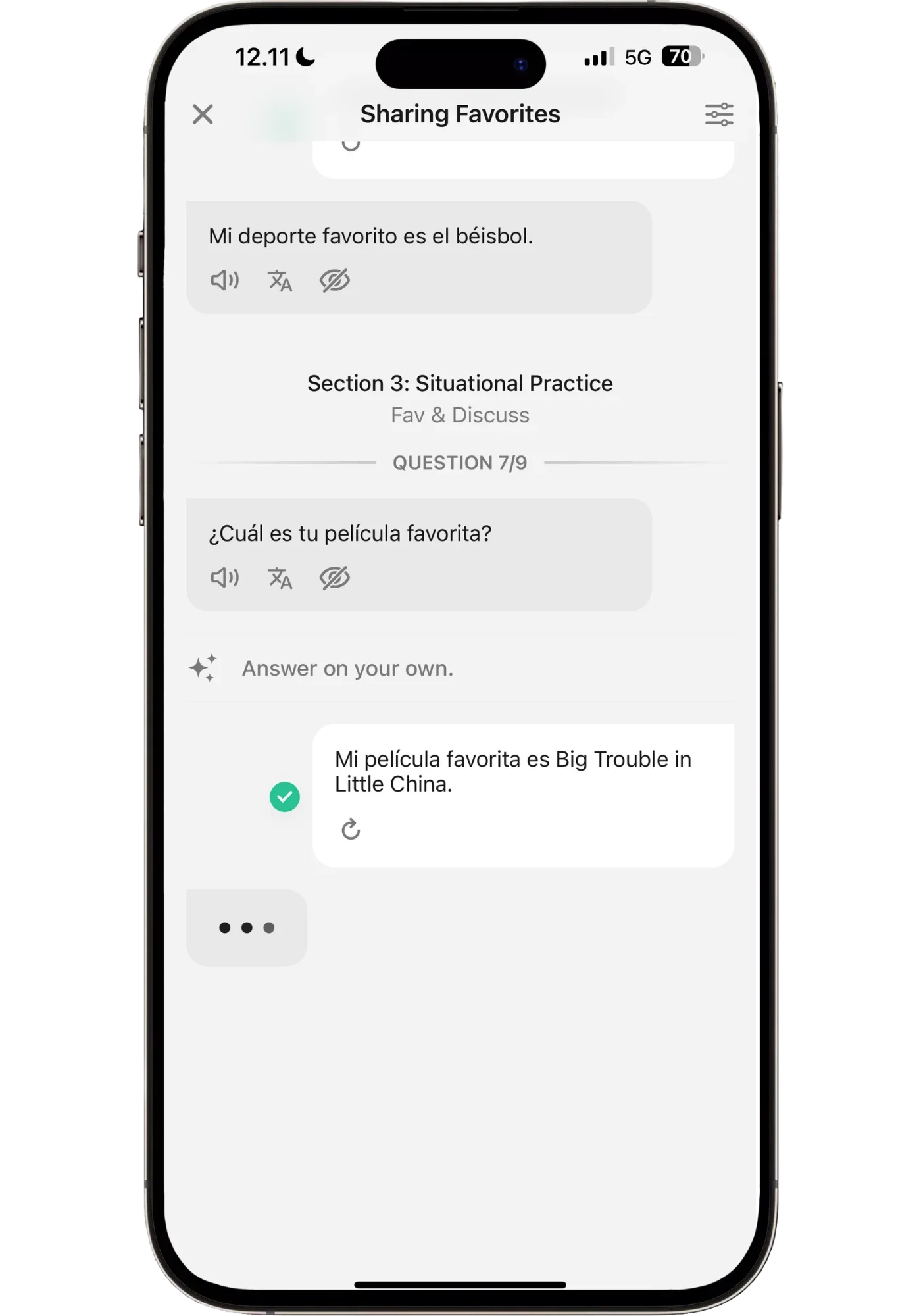 Speak app's AI Q&A "Sharing Favorites" scenario asking "¿Cuál es tu película favorita?" with "Answer on your own" prompt, where the user responded with their real favorite: "Mi película favorita es Big Trouble in Little China."