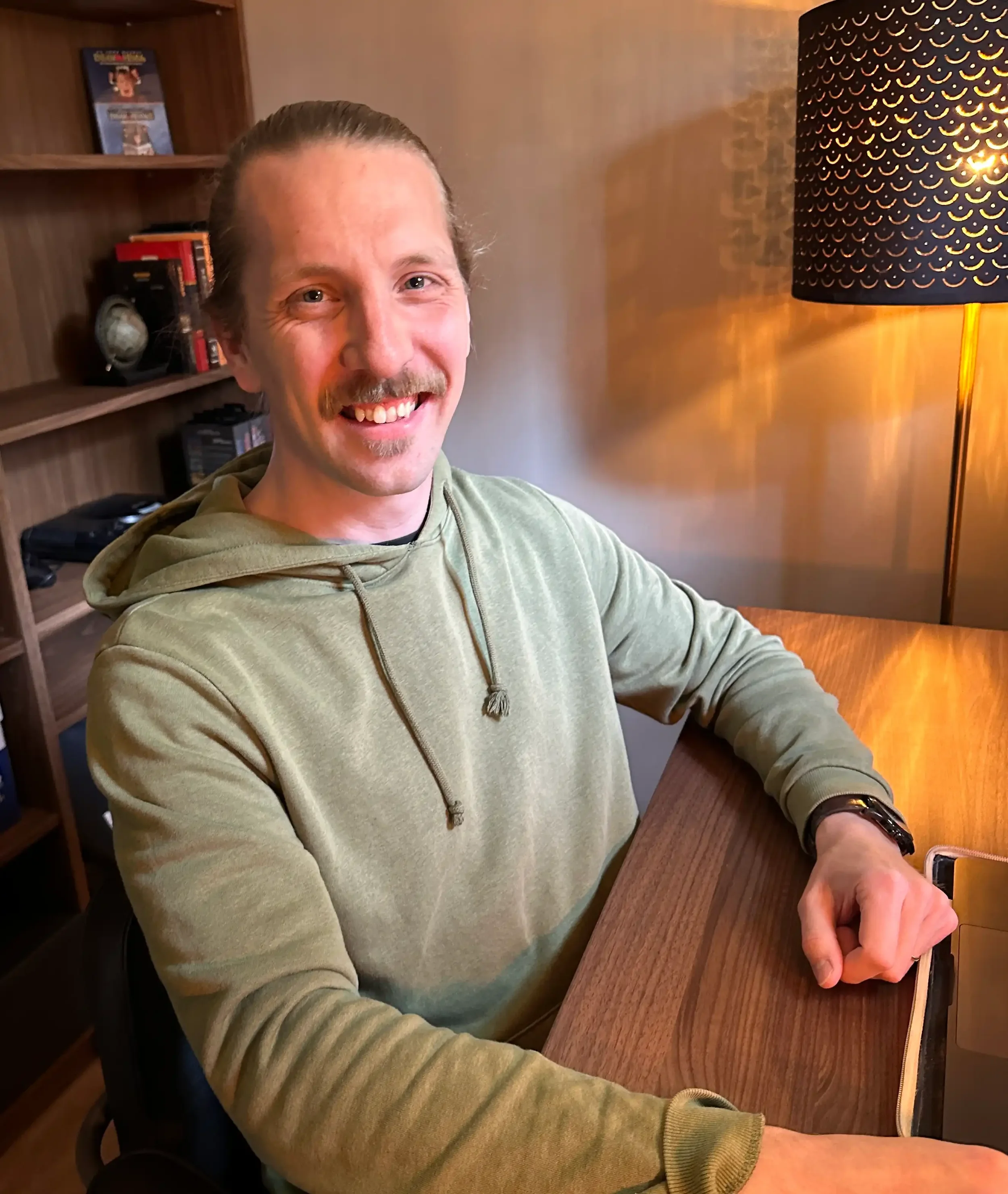 Christian Tapper, the polyglot behind the language-learning blog Lingtuitive, smiling at his home-office desk.