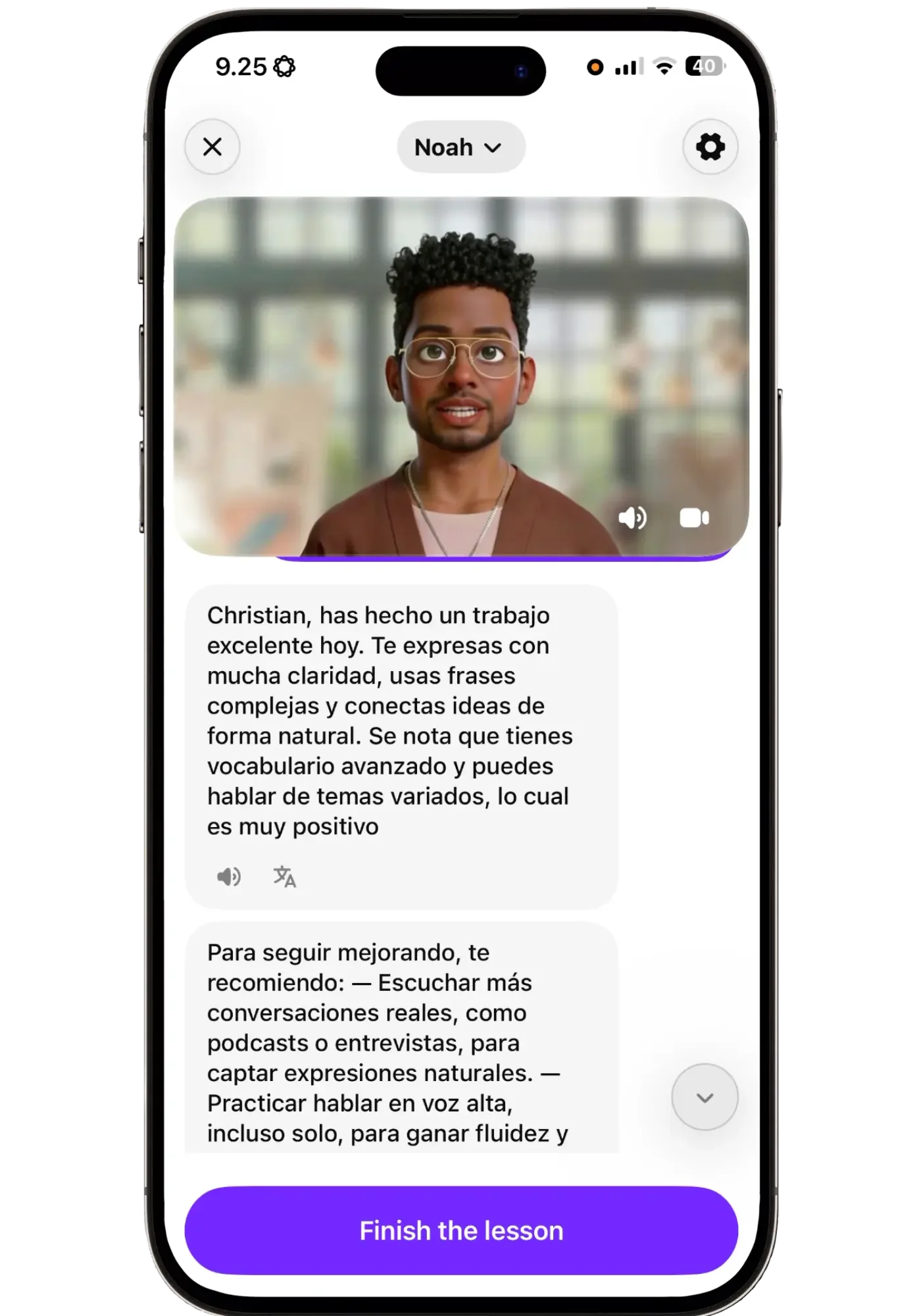 Praktika's closing feedback in a Spanish lesson, praising clarity and vocabulary and recommending podcasts, speaking aloud and writing down phrases.