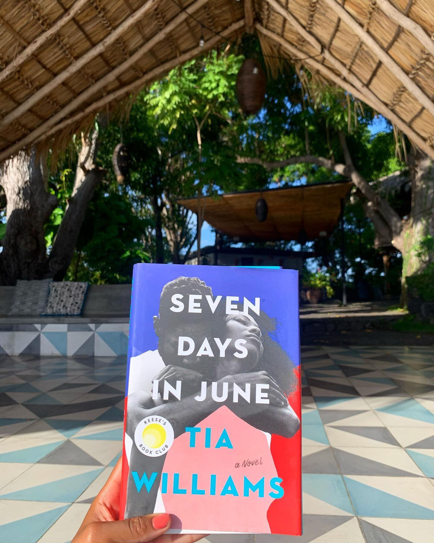 ✨GIVEAWAY✨ 

It took me seven hours in July to read Seven Days in June by @tiawilliamswrites and it was absolutely stunning🗓&hearts;️

This book moved me in so many ways and I can definitely say it has been my favorite read of 2021, and now it can b