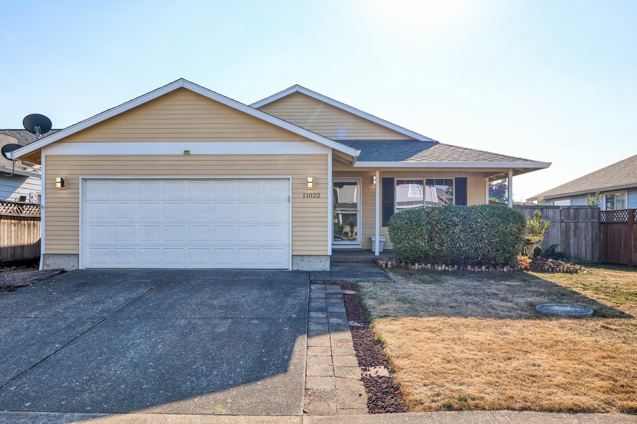 JUST LISTED in Donald, Oregon! 

$435,000 | 3 Bed | 2 Bath | 1348 SQFT

This stunning one-level home has it all - 3 bedrooms, 2 bathrooms, and a primary suite all in a quiet and peaceful neighborhood. 
Enjoy plenty of natural light, vaulted ceilings,