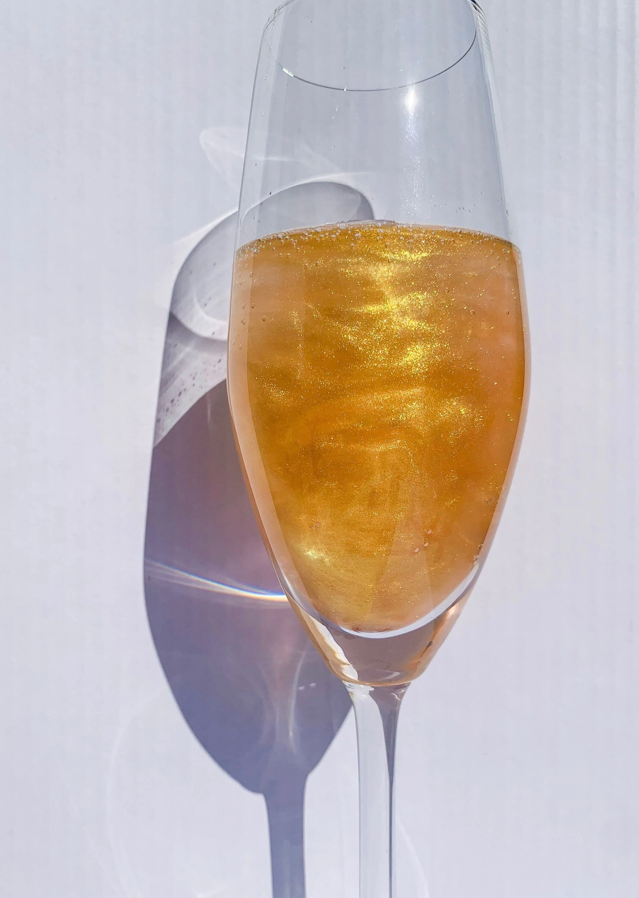 Glitter puff in sparkling water