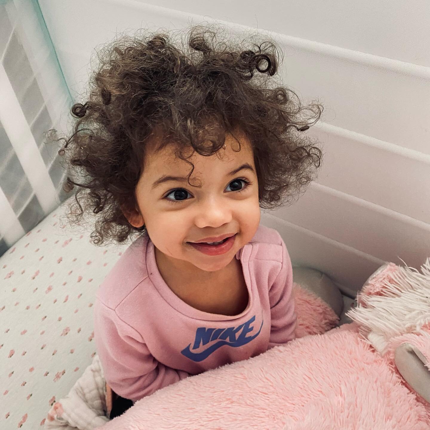 Labat a blessing waking up to this sweet little face every morning. My daughter Lily&rsquo;s hair has a personality of its own&hellip;I absolutely love it 🥰 &hearts;️

What hair products are you using for your kid&rsquo;s #mixedhair? So far I&rsquo;