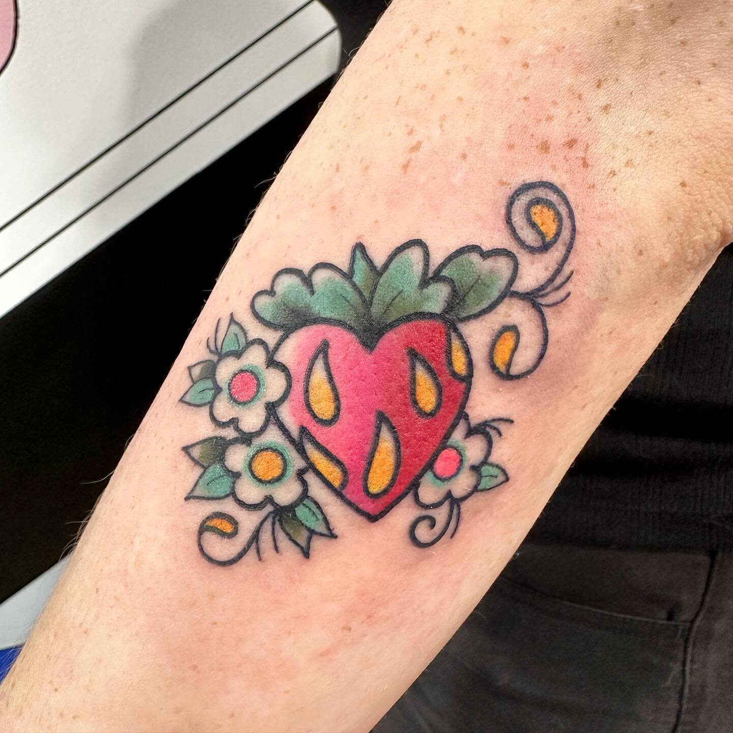 🍓Strawberry🍓 for my pal @kerbside_violets! Thank you for the good company. #strawberry #strawberrytattoo #tattoo #tattoos #kankakeecounty #kankakeetattoo #bradleyillinois #chicagotattoo #illinoistattoo