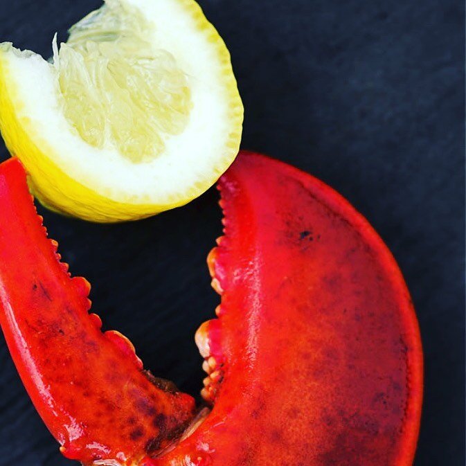 SUNDAY 🦞🦞Big Maine Lobster Night
1.5# Maine Lobster
Corn on the Cob
House Salad
Choice of Potato 
We bring New England to you!! 
#summerisforlobster
#maine #lobster #naplesflorida 
#summerdeal #swfl #gulfcoast #westcoast #butter #ilovelobster #stea