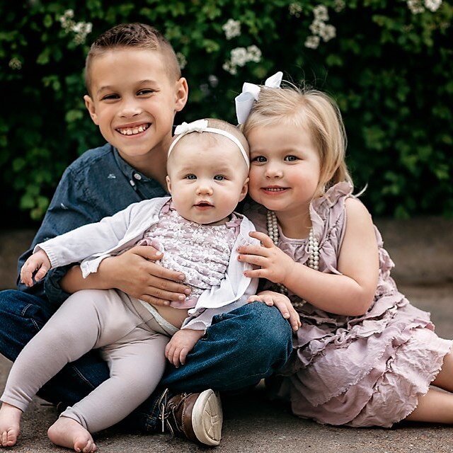 It&rsquo;s not very often you can get a not quite 3 year old to keep her legs bent and hold her sister with her head in the same focal plane... #winning
*
*
*
#torinorthphoto #goldenhour #sunisbest #teamcanon #kansasphotographer #haysksphotographer #