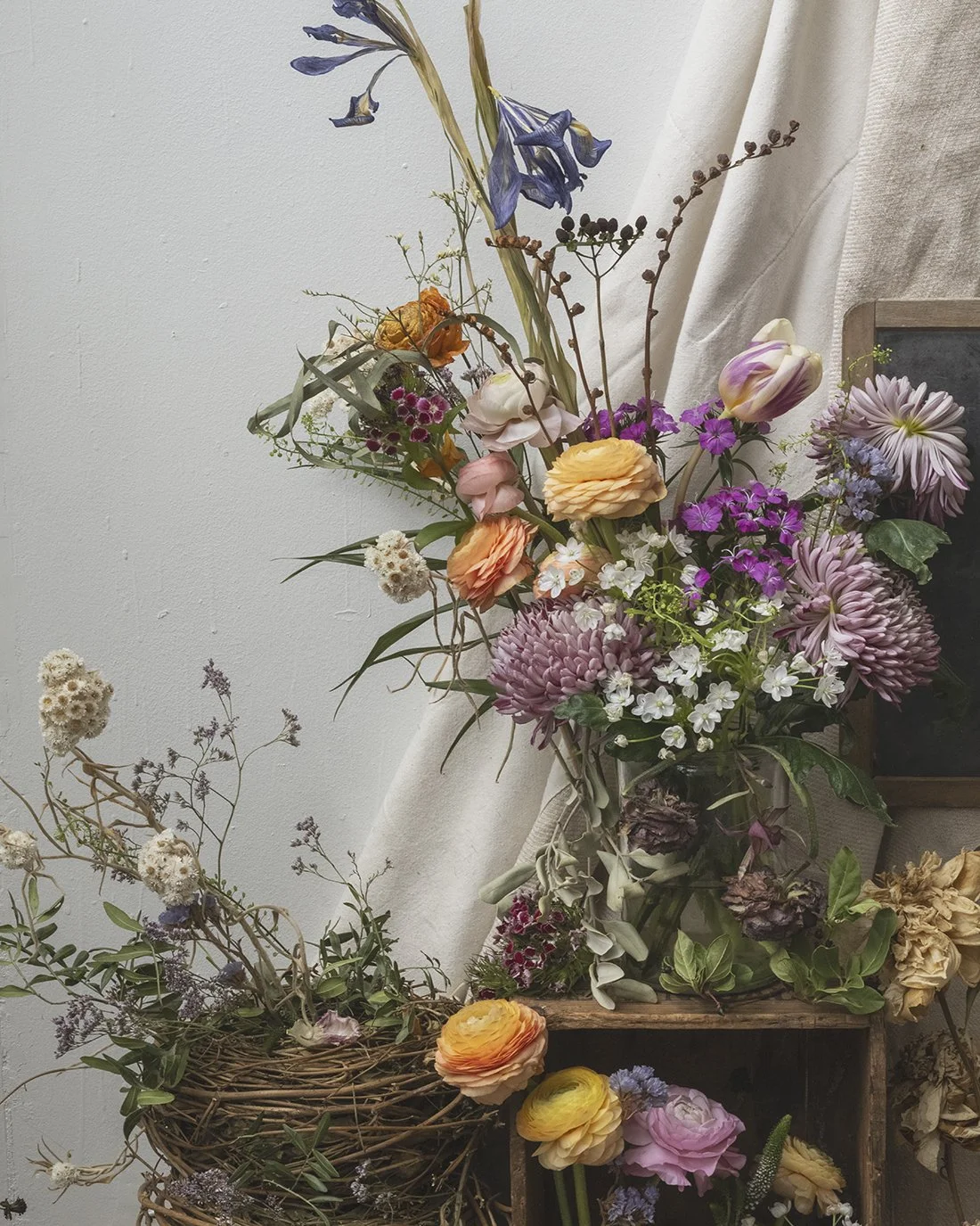 Flower arrangement by Kreetta Järvenpää in her atelier