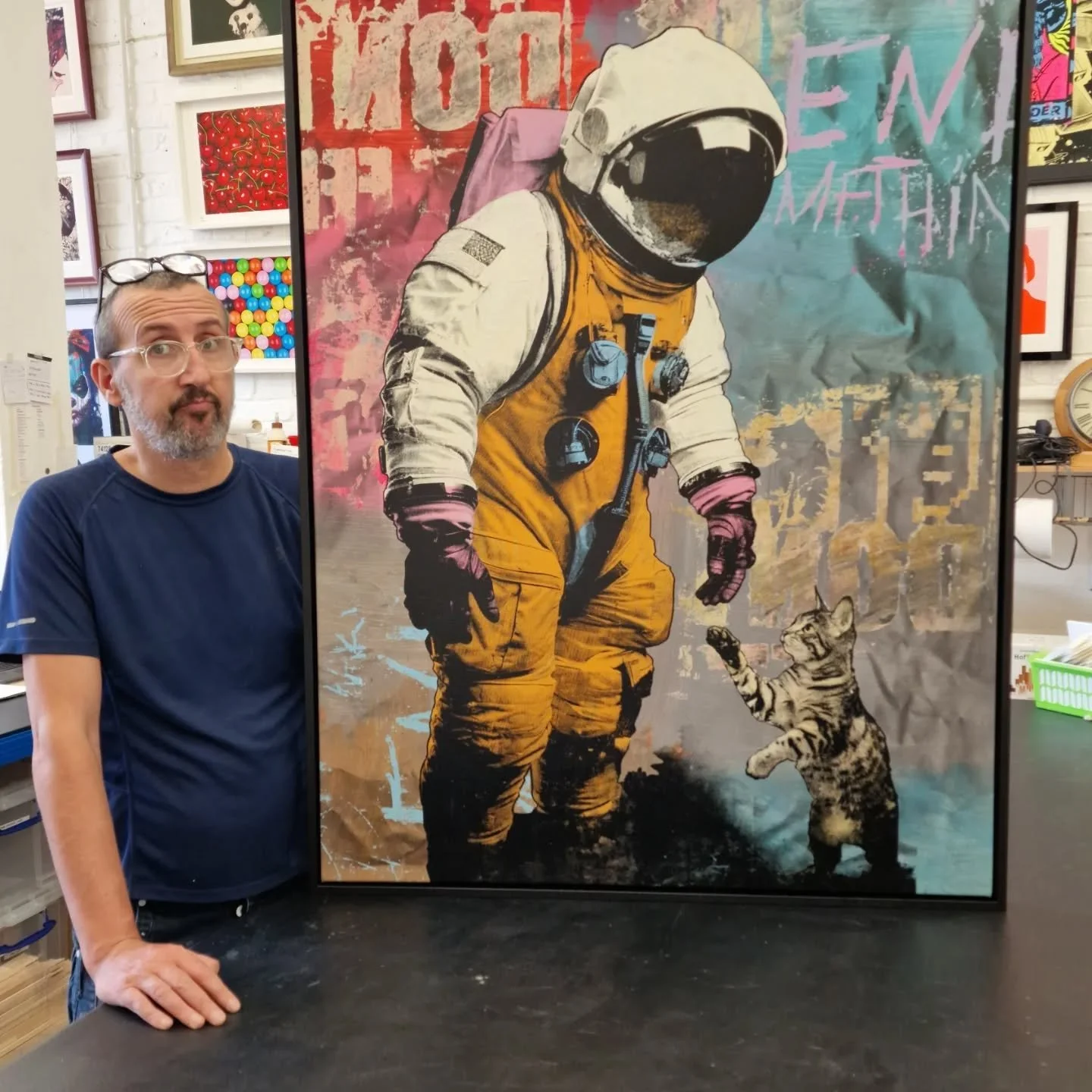 I may look unimpressed, but it's quite the opposite, I'm digging these funky spacemen and their cats. Please excuse my face.
#originalartoncanvas #spaceman #cats #originalart #trayframe #smallbusiness #bexleyvillage #bexleyarts #pictureframinglondon