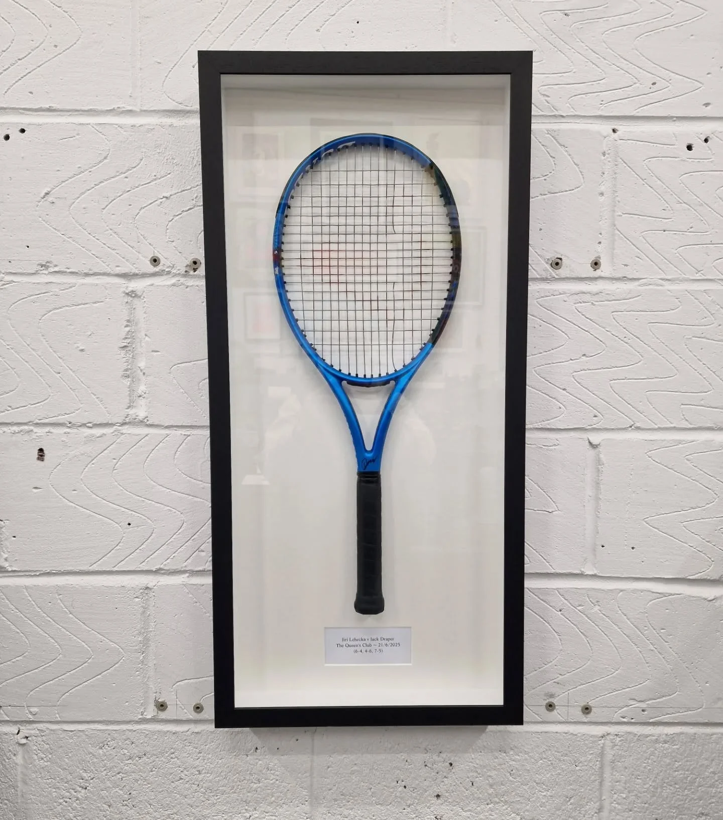 Signed jack Draper tennis racket.
Boxed framed in a deep set black moulding and mounted onto minuet white backing. 
Conservation framed and ready to go home.
#tennisracket #framedmemorabilia #sportsmemorabilia #jackdraper #queenstennis