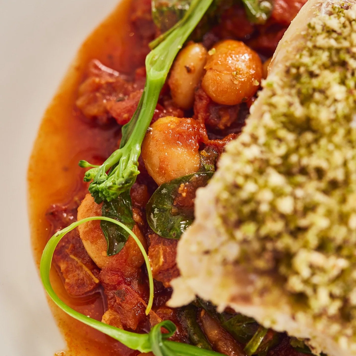 𝗛𝗲𝗿𝗯 𝗖𝗿𝘂𝘀𝘁𝗲𝗱 𝗖𝗼𝗱
Tomato, Chorizo &amp; Butterbean Cassoulet

#crafteventco #food #drink #handcrafted #fish #maincourse #wedding #catering #event #caterers #northernireland