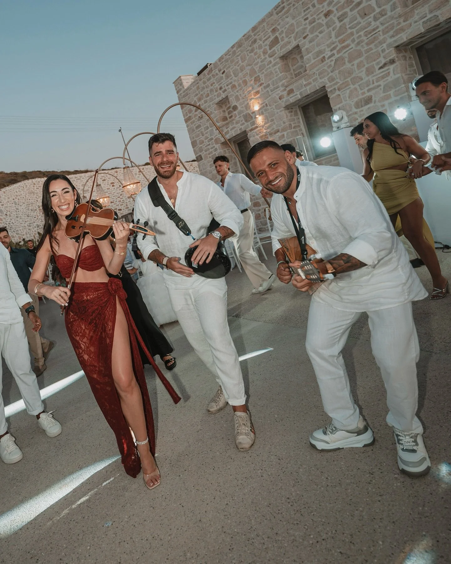 All smiles and golden glows in Paros 🇬🇷🧿🌹
@maria.manicas @thesculpting_system
Photographer • @ashleyspagnoloweddings
Videographer • @enaweddingfilms
Stylist • @sandnlace_events
Venue • @orbis_seaside
Florist • @redboxday