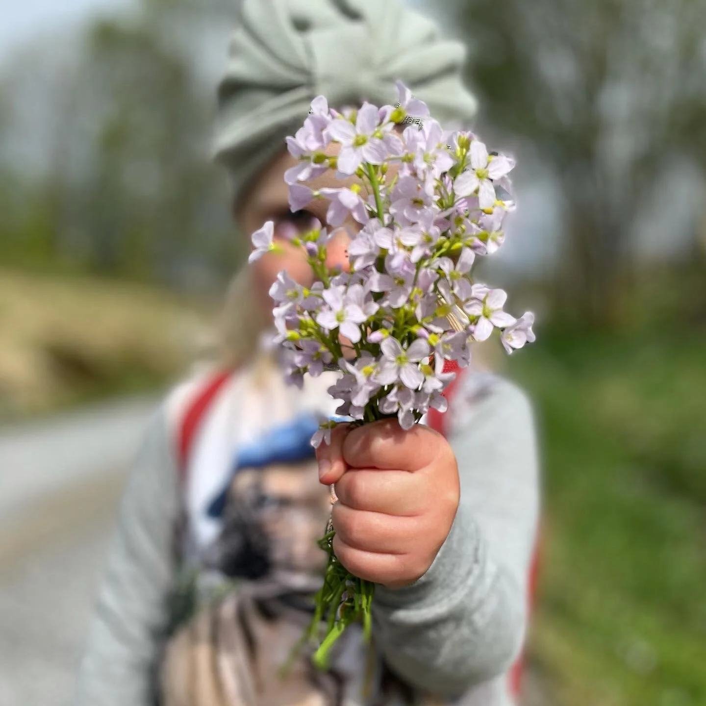I dag kan alle hjelpe til. Plukk ein bukett og ta den med til telta p&aring; plassen foran hotellet. Der st&aring;r det (snart) vaser klare til &aring; putte blomstrane i. Restauranten er open fr&aring; kl. 14, s&aring; samstundes kan de kj&oslash;pe