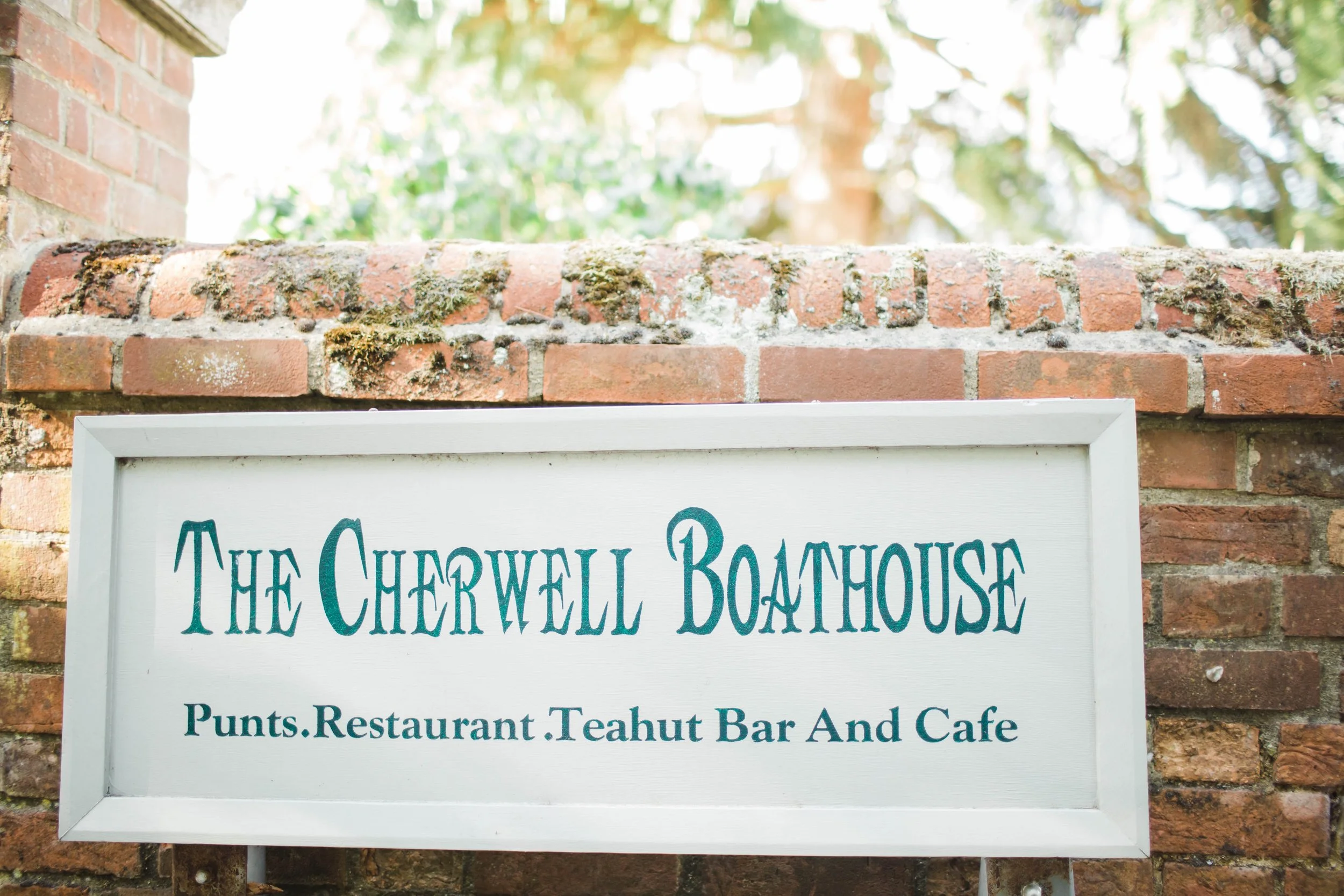 Weddings at Cherwell Boathouse: Riverside Charm in the Heart of Oxford