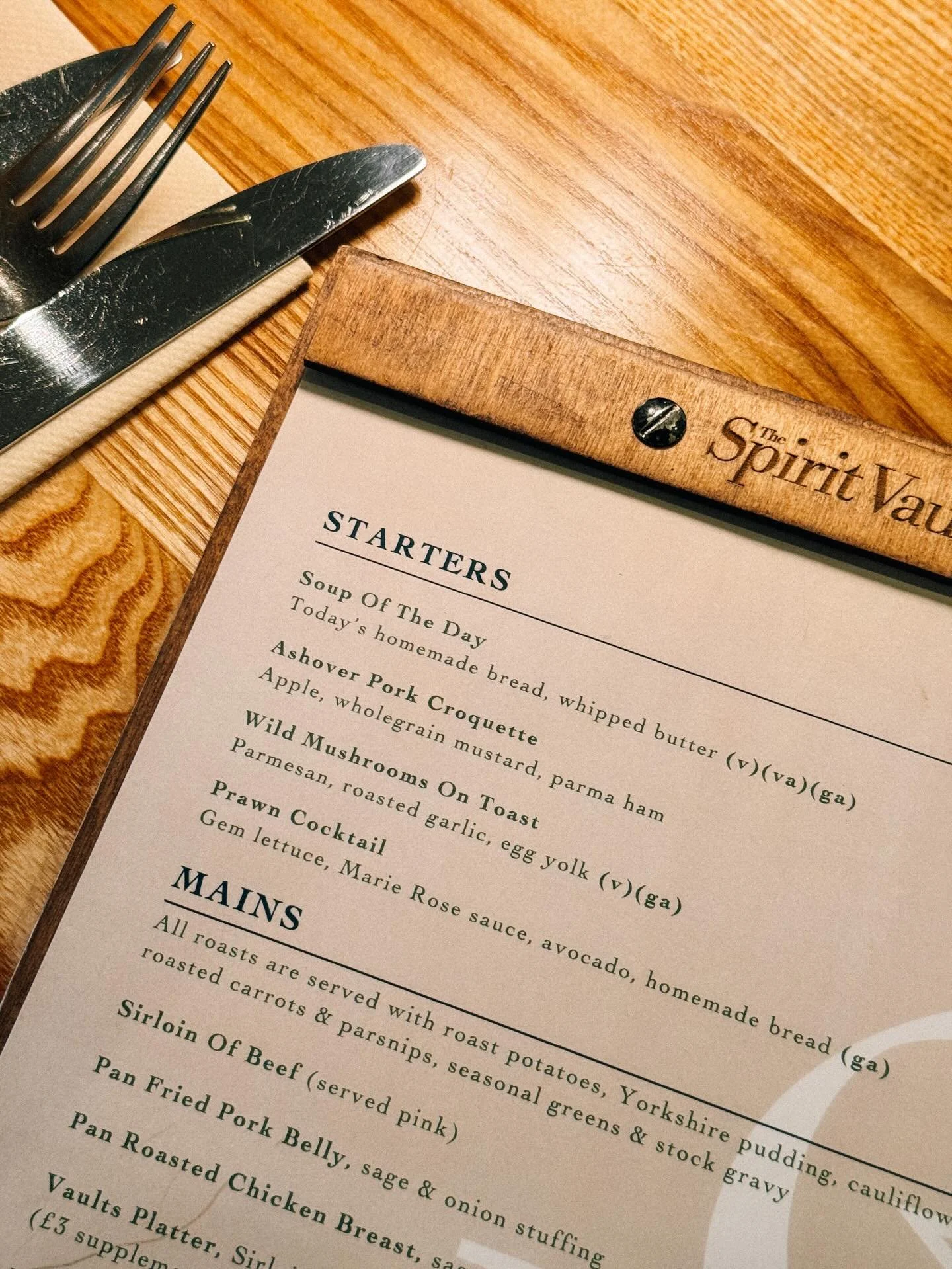 Gorgeous lunch at @the.spiritvaults today, a local favourite of ours! I&rsquo;m really enjoying consciously noticing the small details at the moment and appreciate the textures &amp; tones of the space and their tableware 🫶🏻