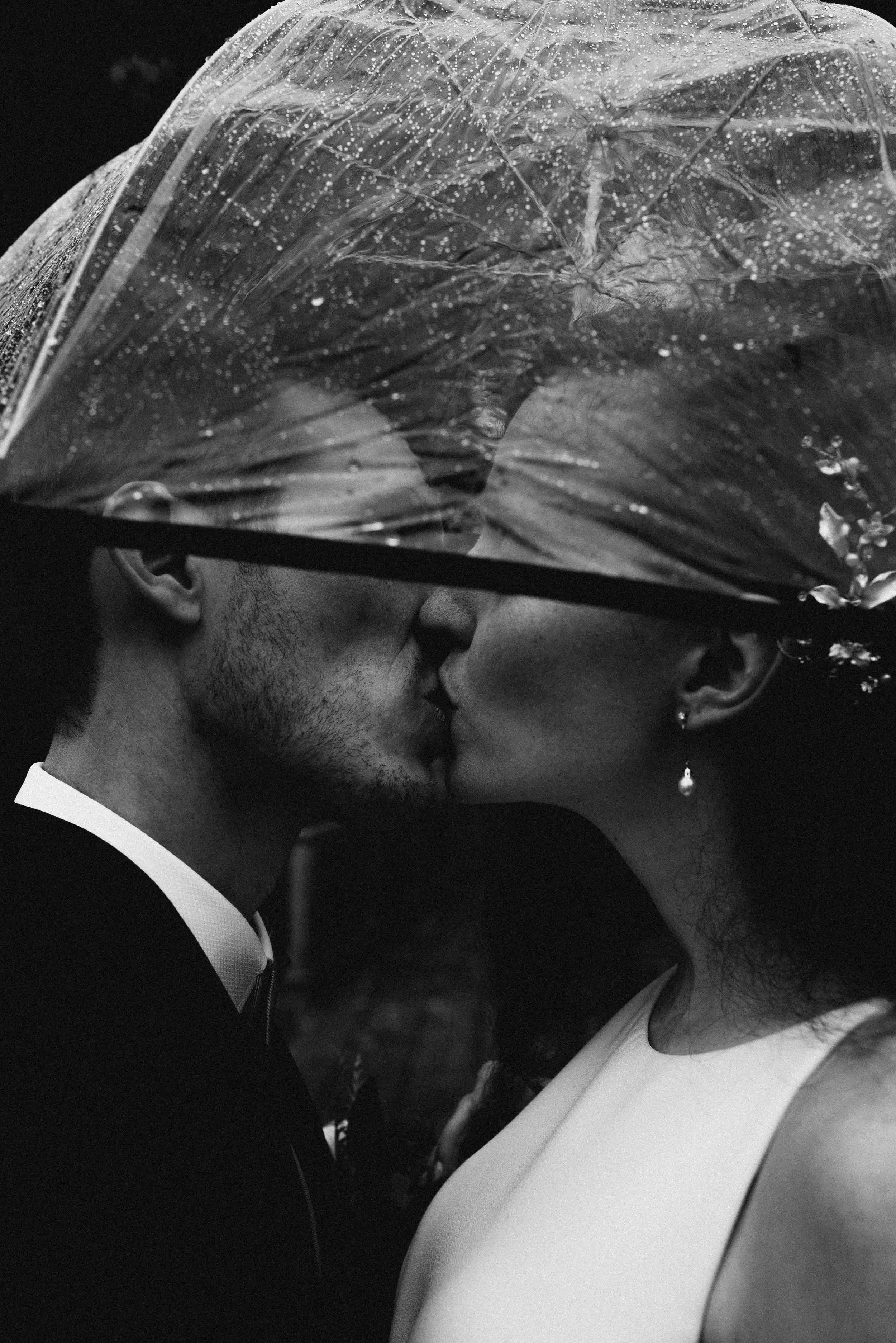Photo de couple sous un parapluie lors d'un mariage sous la pluie au mont-saint-hilaire.