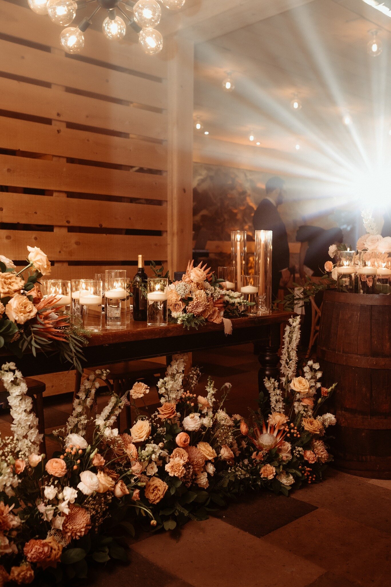 The gorgeous flowers from Olivia and Vincent wedding at @la_bullerie and the flowers from @l.atelier.de.rose 
.
.
.
#weddingflowers #labulleriemariage #weddingbullerie #receptionweddinginspo #modernwedding #flowerslovers #mariagemontreal #mariagemode