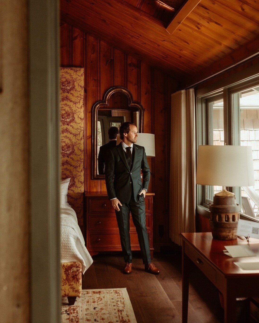 The @manoirhovey for the getting ready is just a dream 🤩
.
.
.
#groomgettingready #groominspiration #manoirhoveywedding #manoirhovey #weddingphotographer #mariagemontreal #mariagenature #smallwedding #groomsuit #groomsmenstyle