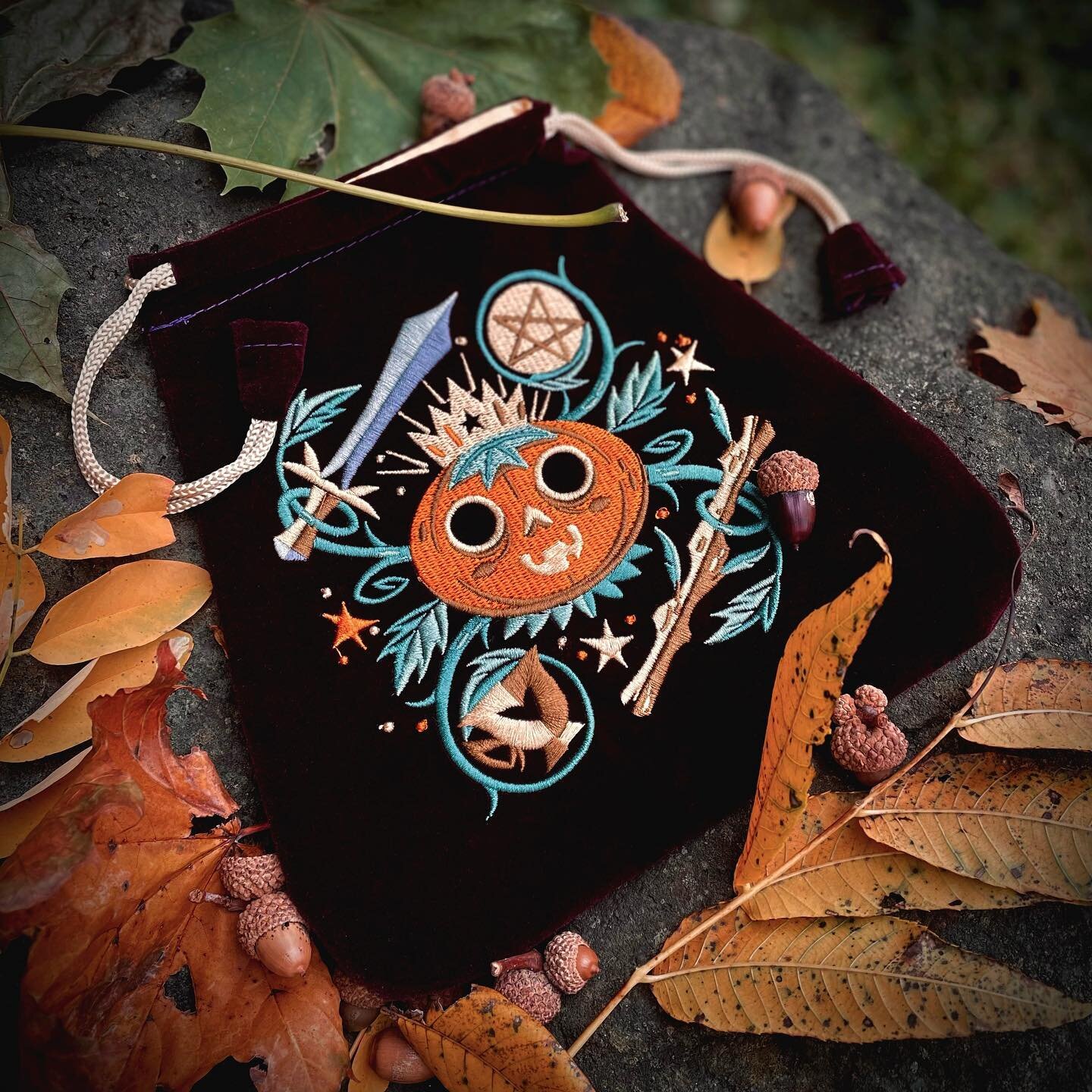 Just a quick heads up&hellip;we&rsquo;re getting pretty low on Royal Pumpkin Tarot bags 
👑🎃👑 That said, I&rsquo;m *super* excited to crank on some new bag designs for fall this year! Too many ideas and can&rsquo;t wait to get started on them this 