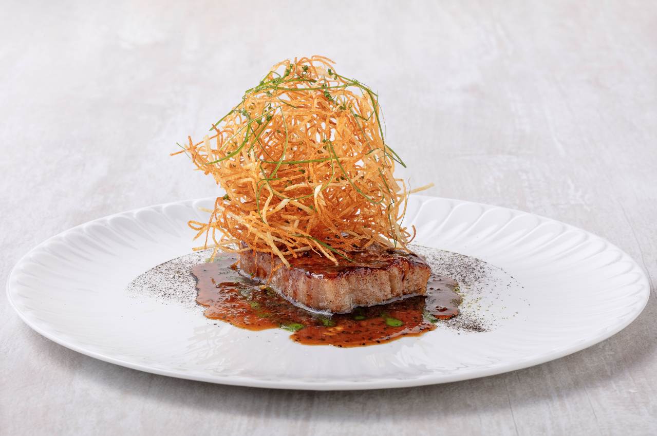 Cochon fondant au poivre - estragon, paille croustillante.png