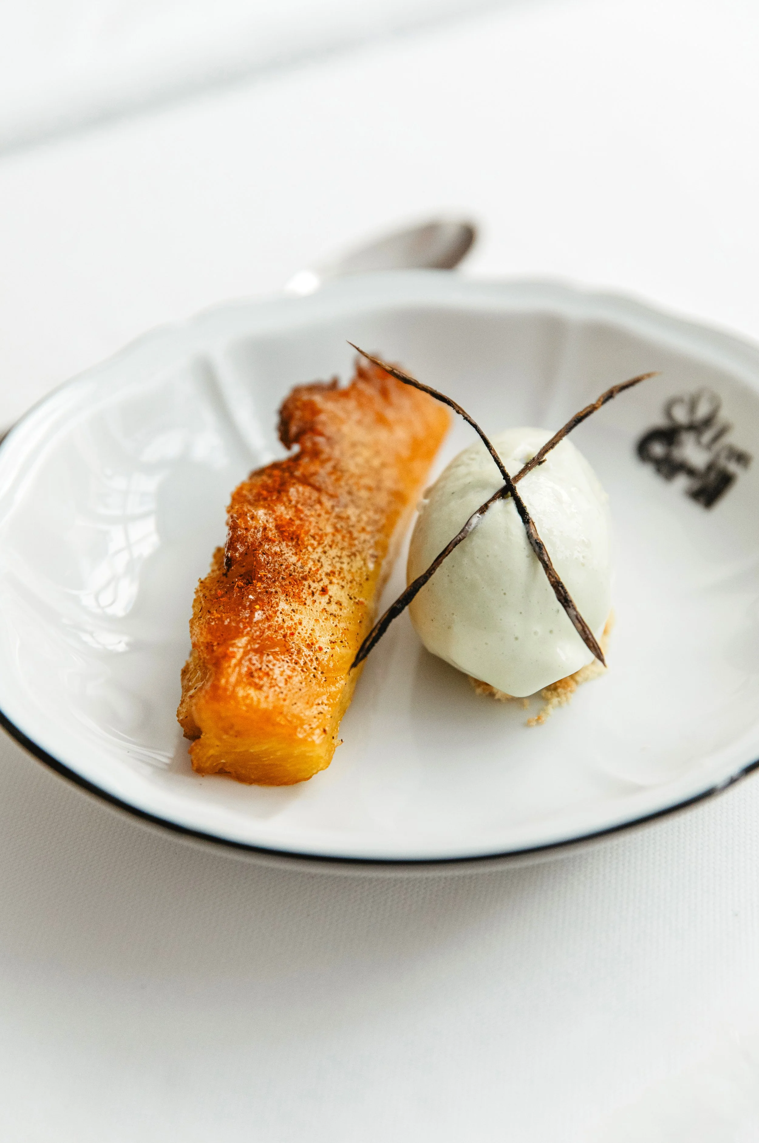 ANANAS à la broche, vanille, piment, glace citronelle @emilieguelpa 2.jpg