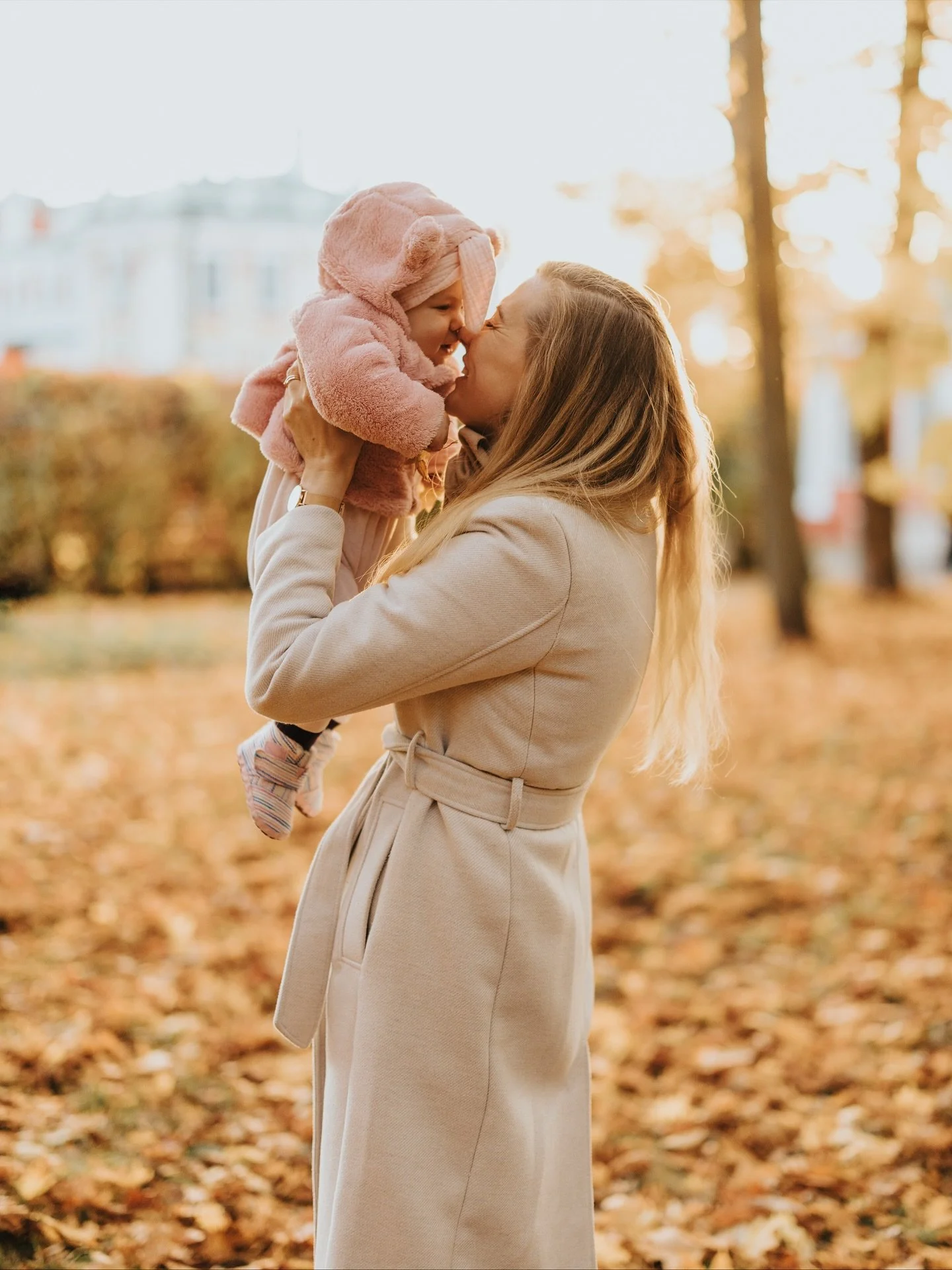 Tibu 9 kuud juba! Meie v&auml;ike suur varandus! 🥹

Ma m&auml;letan hetke, kui mind s&uuml;nnitustoast l&otilde;puks v&auml;lja veeretati ja mu beebi oli mu s&uuml;les - keegi t&ouml;&ouml;taja tuli mulle haigla koridoris vastu ja soovis &otilde;nne