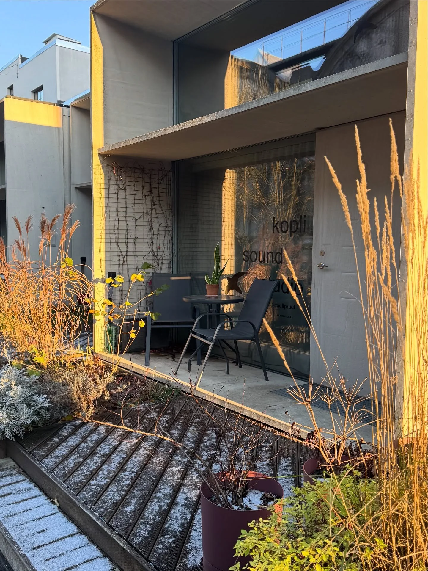 Karge novembrihommik P&otilde;hjala tehases 🍂❄️

Siiamaani on mul raske uskuda, et mul on oma stuudio nii &auml;gedas kohas! &Ouml;&ouml;bisin n&auml;dalavahetusel ise P&otilde;hjalas (et beebi k&otilde;rvalt veidigi unetunde saada 😅) ja see t&otil