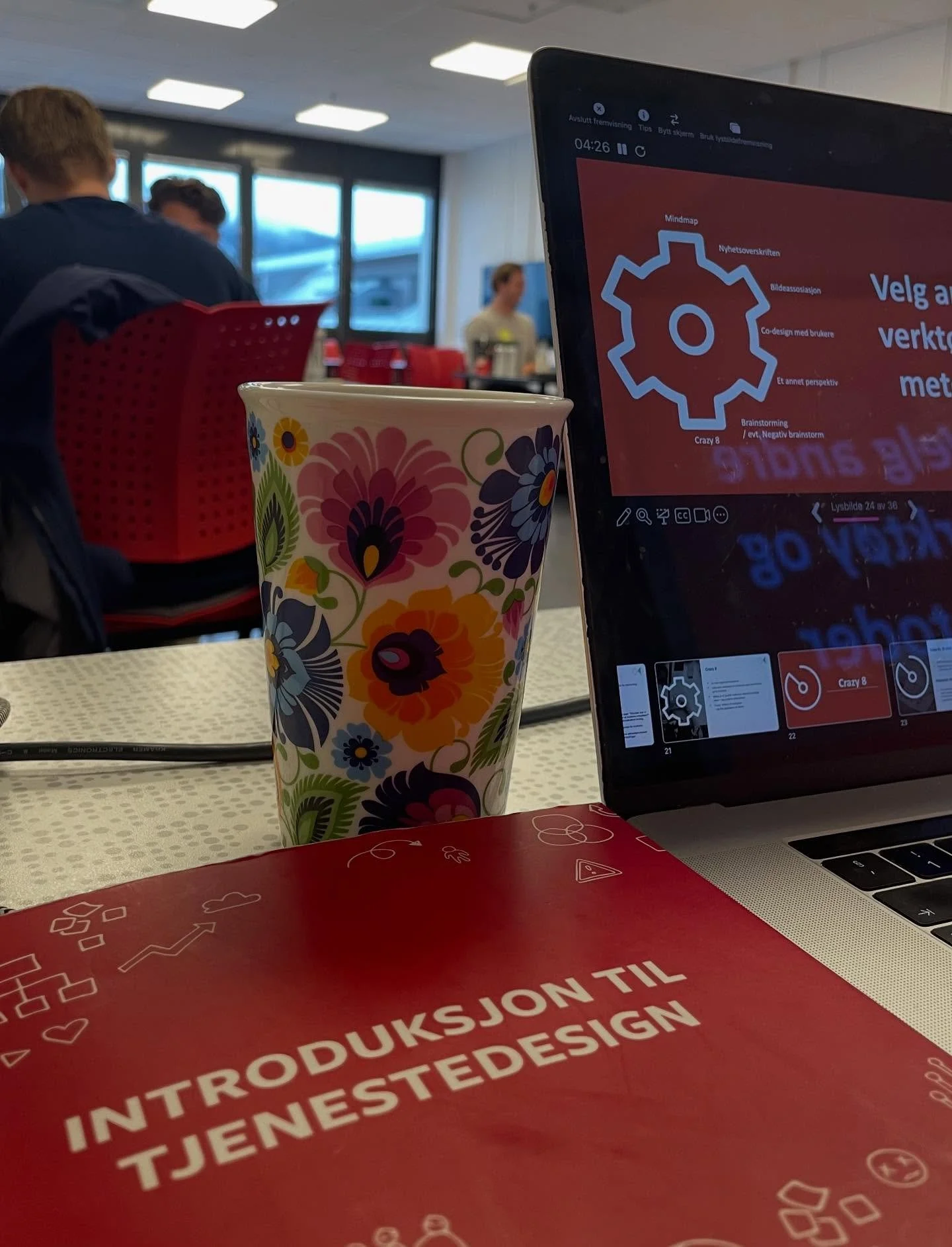 Undervisning i tjenestedesign for høyskolestudenter på tredjeåret i Innovasjon og forretningsutvikling - samling 4 av 7 🌼