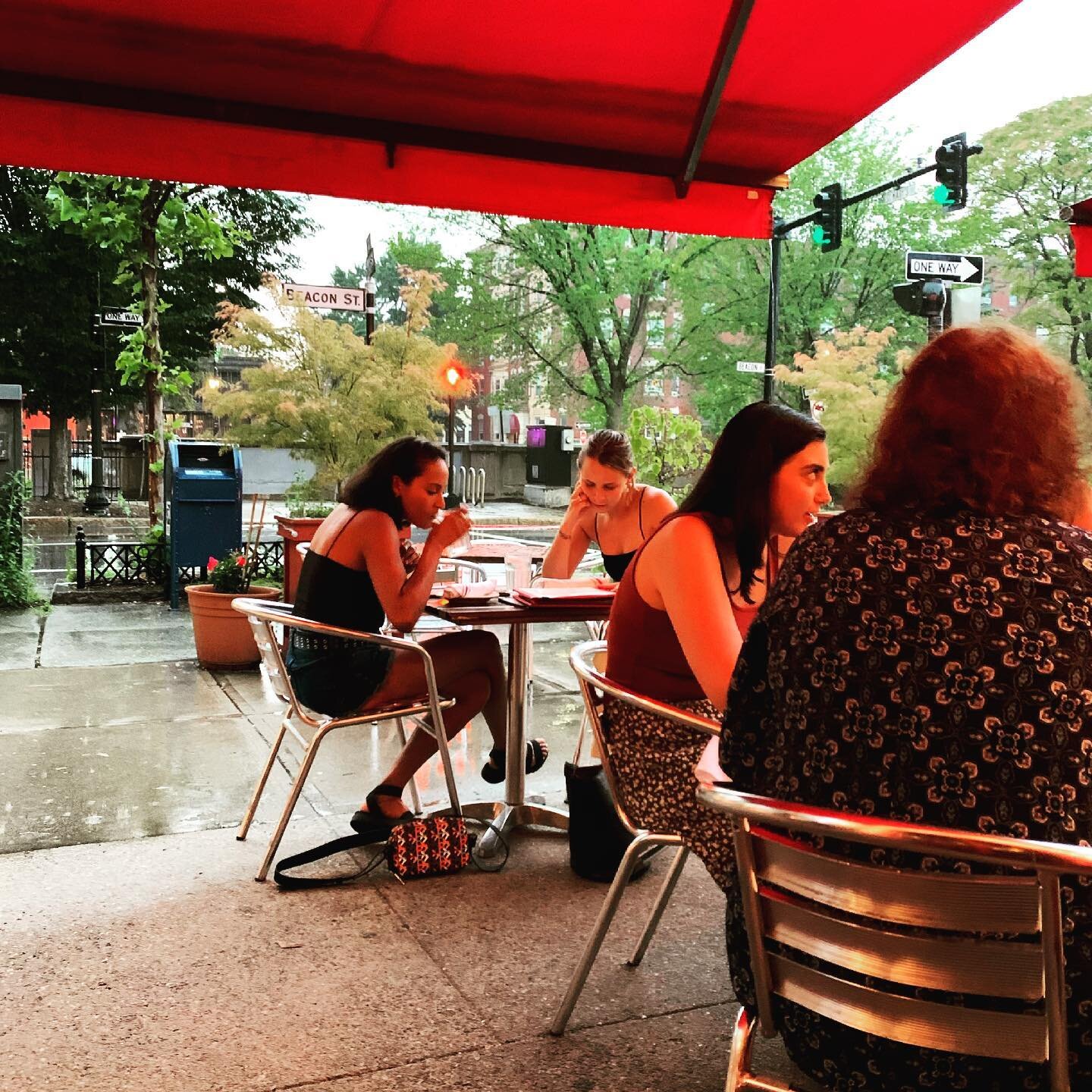 Rainy dining is one of summer&rsquo;s treats. Don&rsquo;t fret over a little agua, now. The trickling sounds, the hushed splash of a car, the potter patter on the awning, the smell of petrichor&hellip;
#alfrescodining #diningintherain #awnings #summe