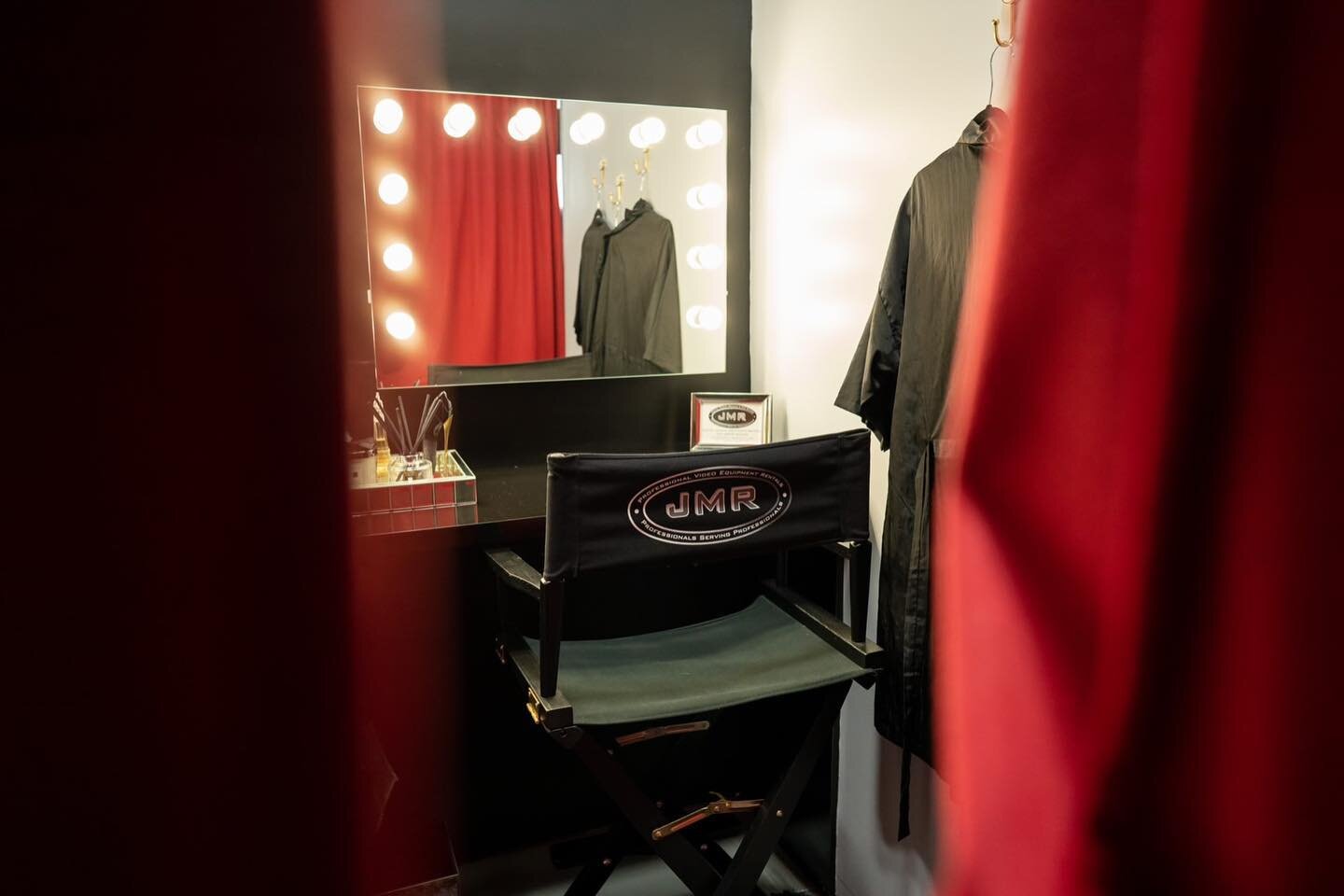 👀... Hey, no peeking!
.
.
.
Here&rsquo;s what it&rsquo;s like in our fully functional makeup/powder room 💋 Take your time and get ready to be the camera&rsquo;s focus 📸 
.
Book your next photoshoot, video shoot, or livestream project at our soundp