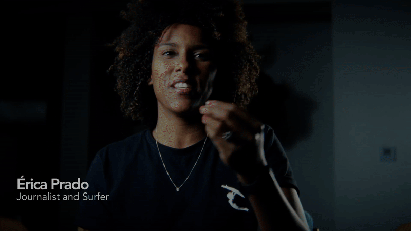 A woman speaking, with the text overlay reading 'Érica Prado, Journalist and Surfer'.