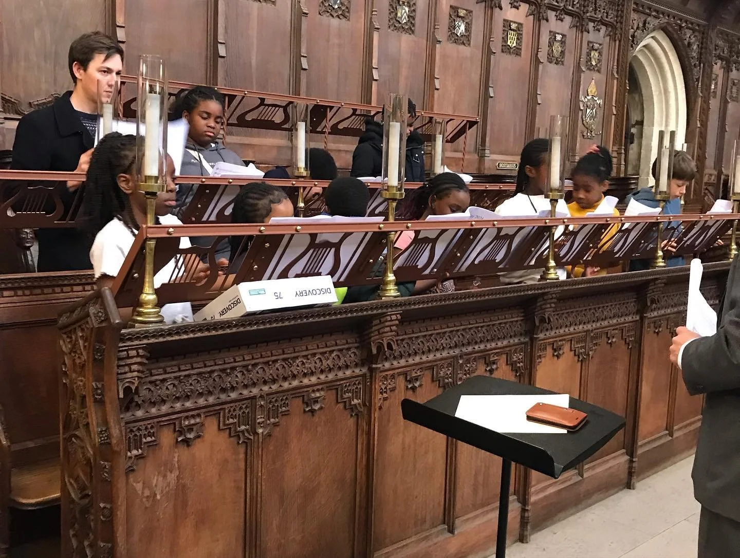 We had so much fun at @winchestercollege on Saturday. After rehearsing at the song school, we took a look around @winchestercathedral.

We were preparing for our joint concert, which will take place at the top of @22bishopsgate_ on Ascension Day ✨