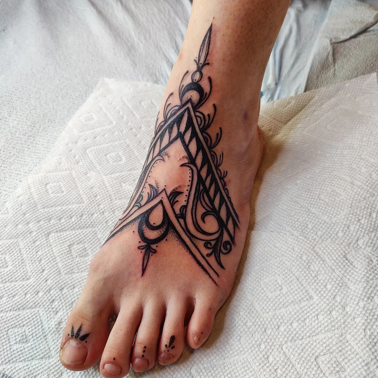 Thank you Laura for shocking me with how well you sat for this 💪🪄 (I had some lovely days off but I'll be back in the shop this weekend!)
.
.
.
#illustration #art #tattoo #girlswithtattoos #foottattoo #ornamentaltattoo #blackwork #blacktattoo #qttr