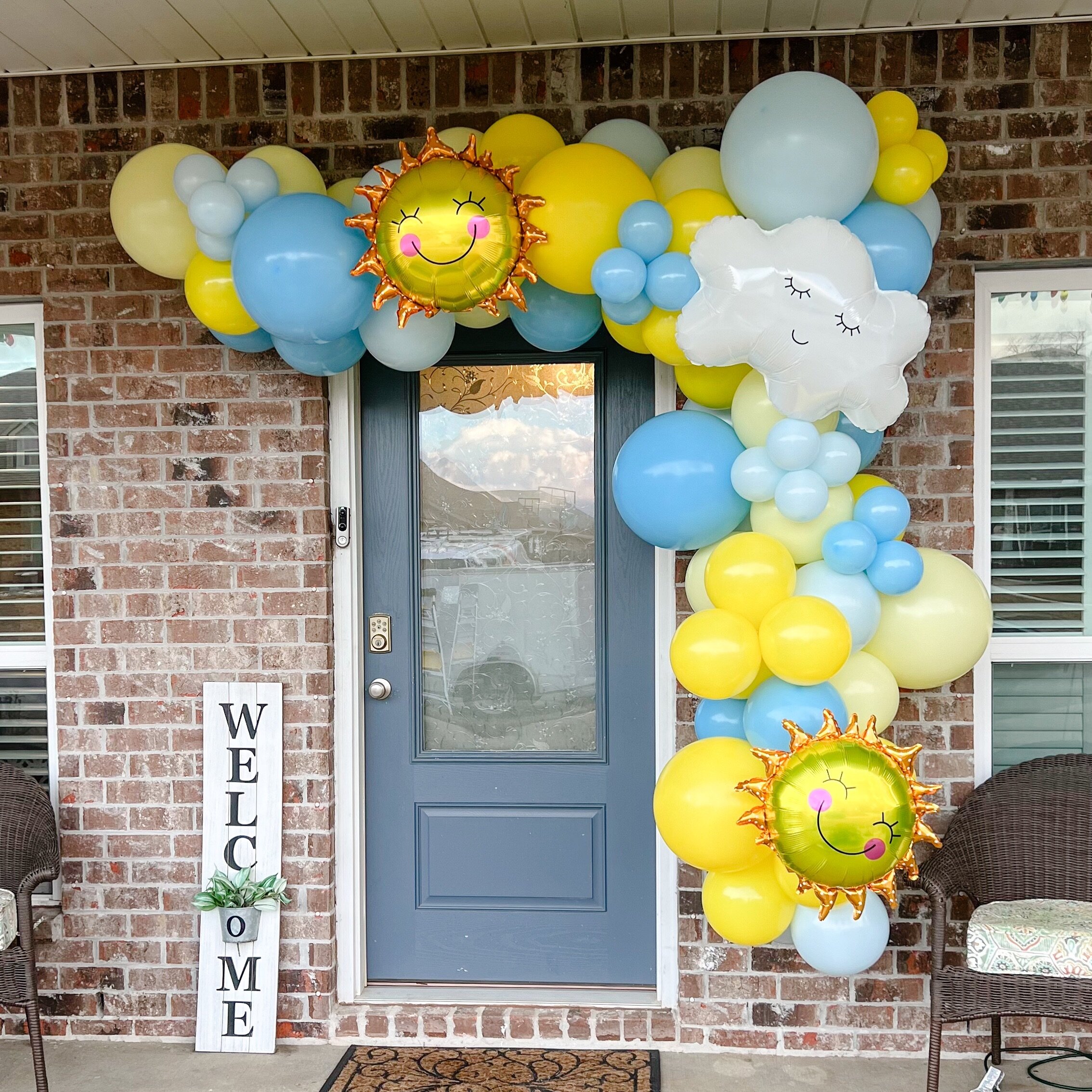 ☀️☁️☀️☁️☀️

Such a cute theme for this little boy&rsquo;s birthday!! WOW your guests as they enter the party with a balloon garland around your front door!! 

Have an event coming up? Contact us for a quote✨

#herecomestheson #balloongarland #mobilea