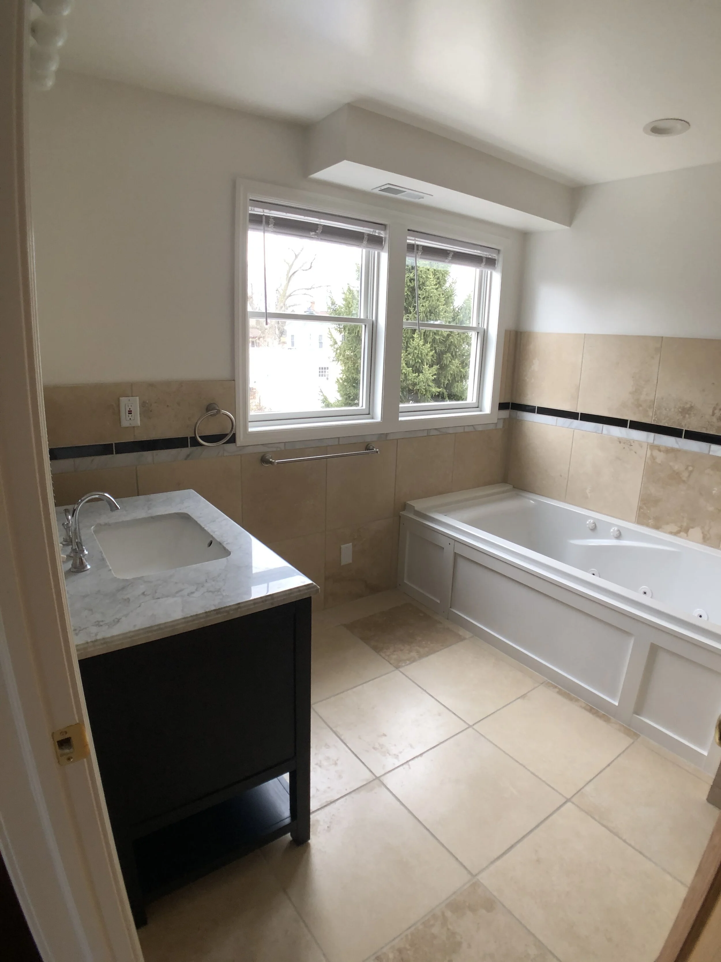 213 Beakes #2 bath.jpg