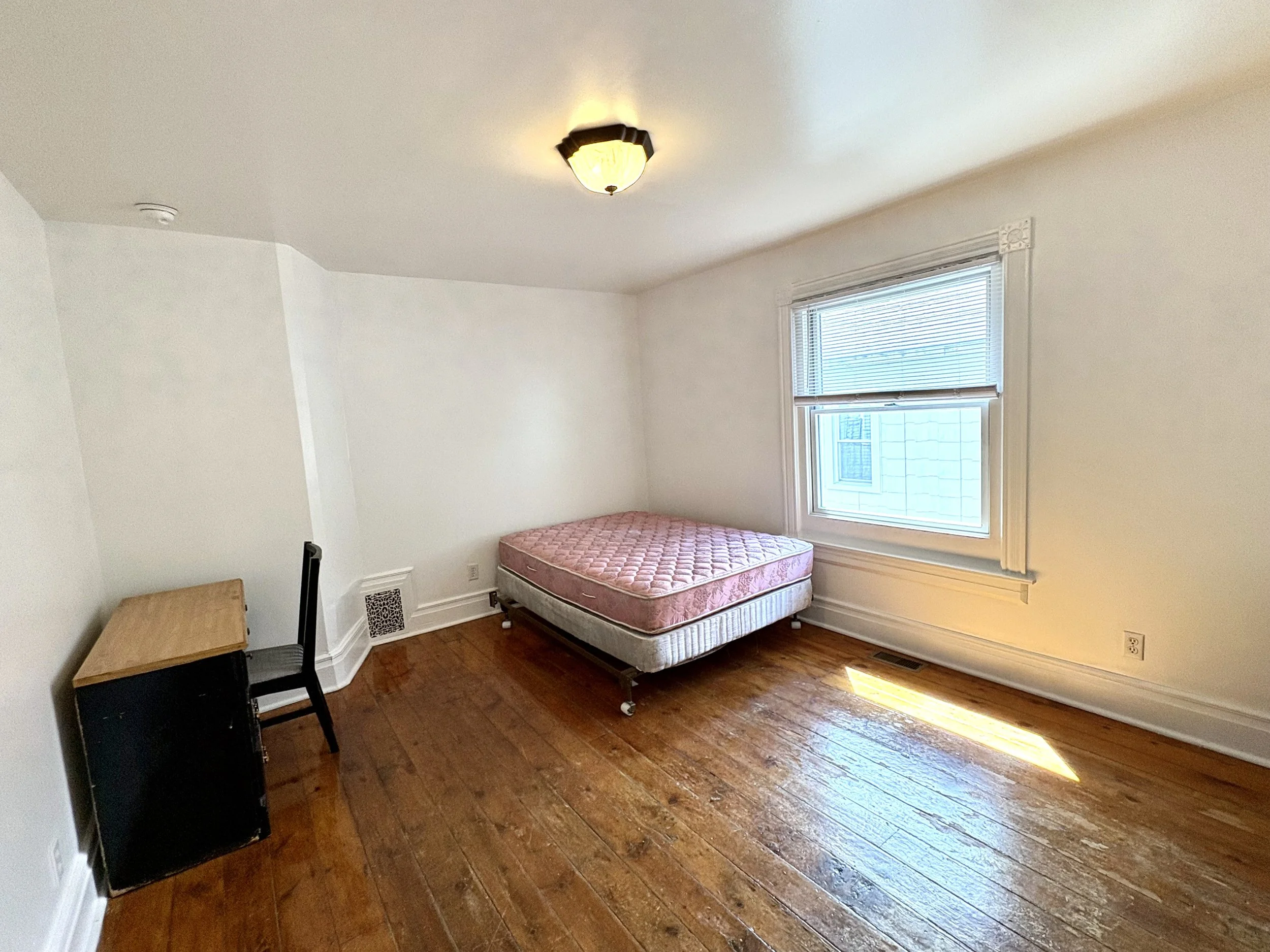 J4_room1.jpeg
