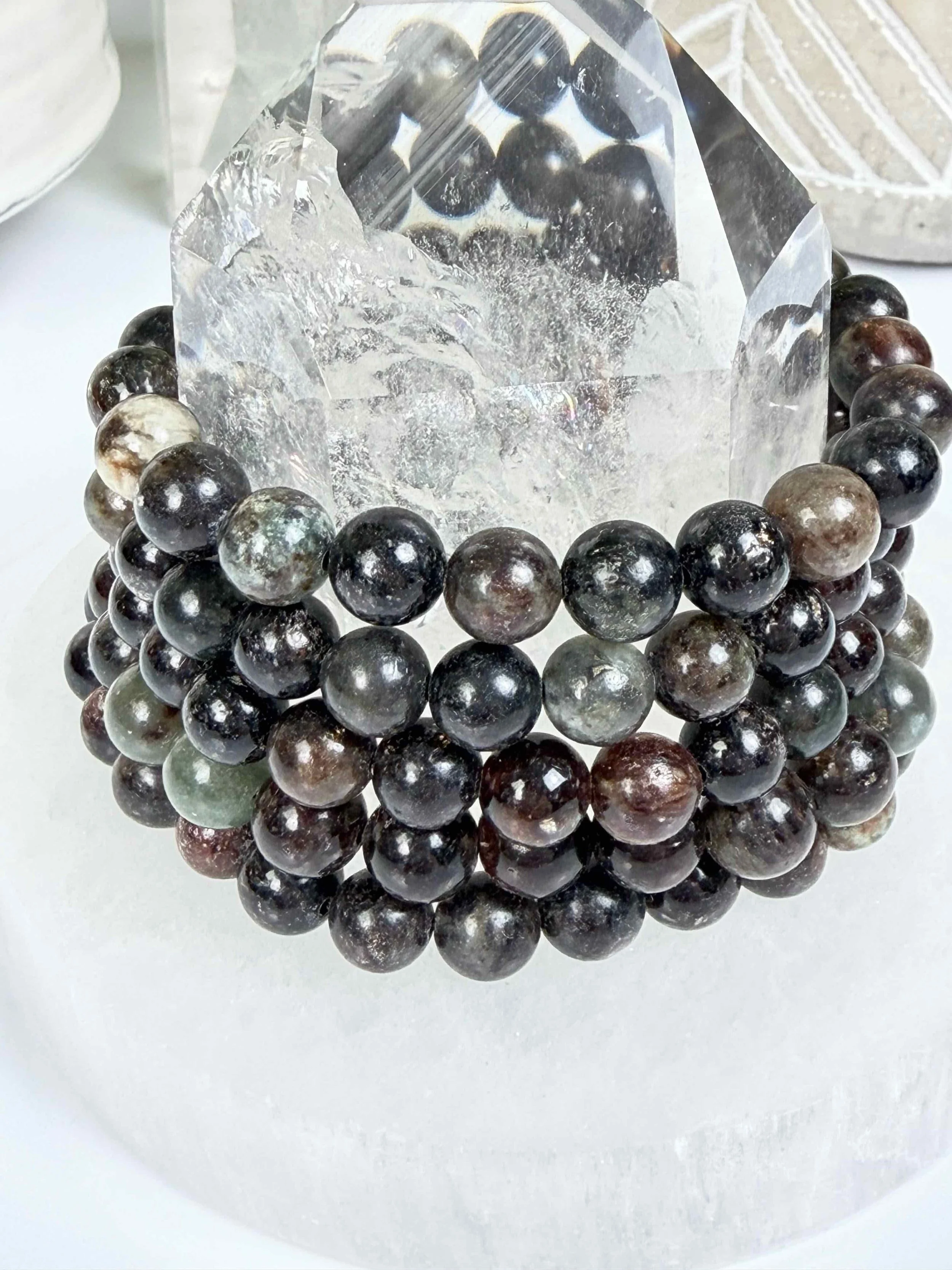 PHLOGOPITE 8MM ON QUARTZ A.jpeg