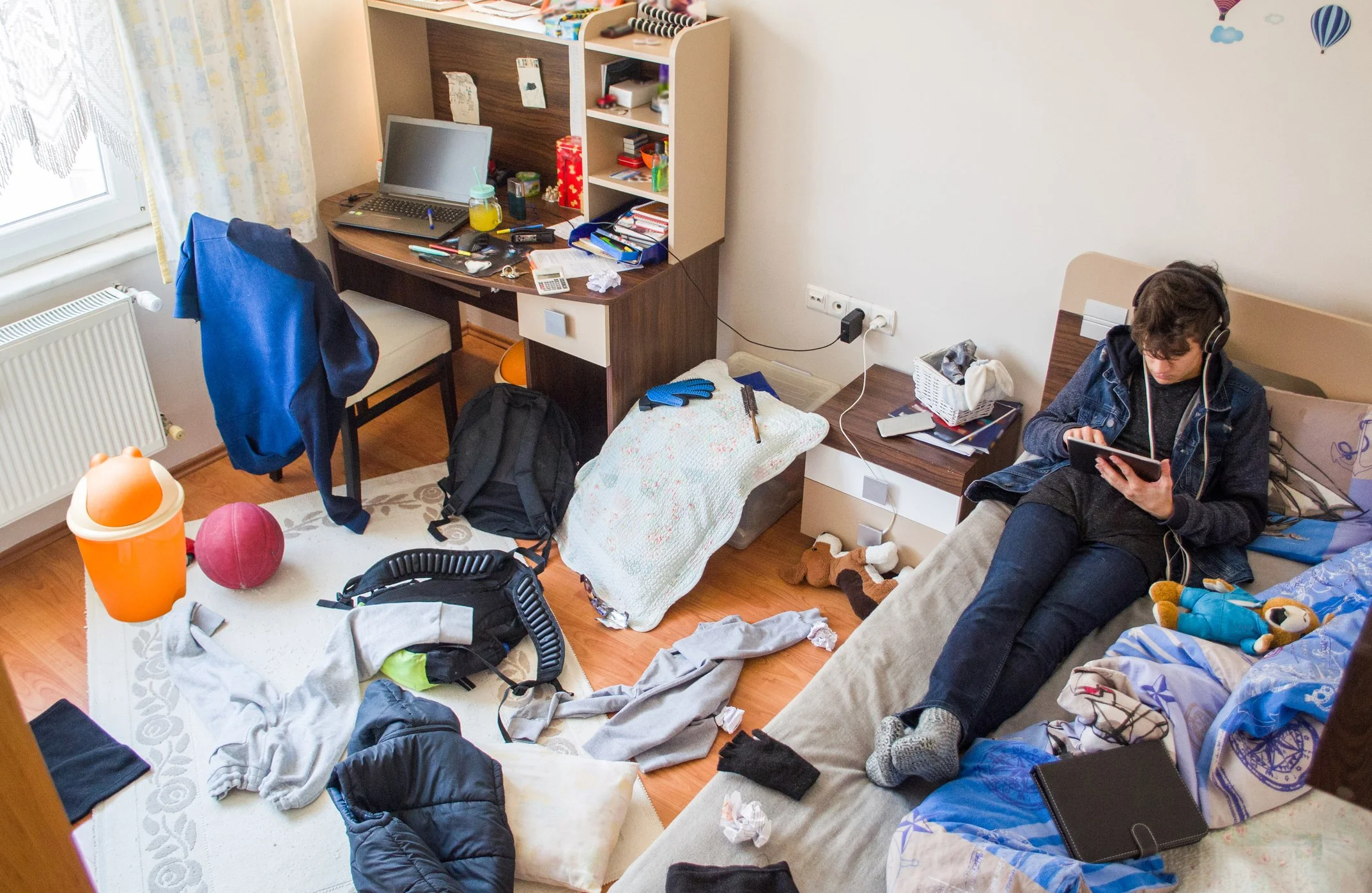 An ADHD teen participates in an online activity from his bedroom.