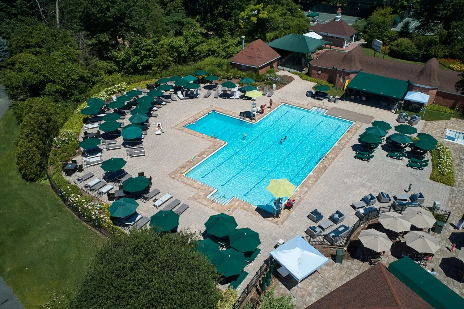 PineHollowClub_038_Pool.jpg