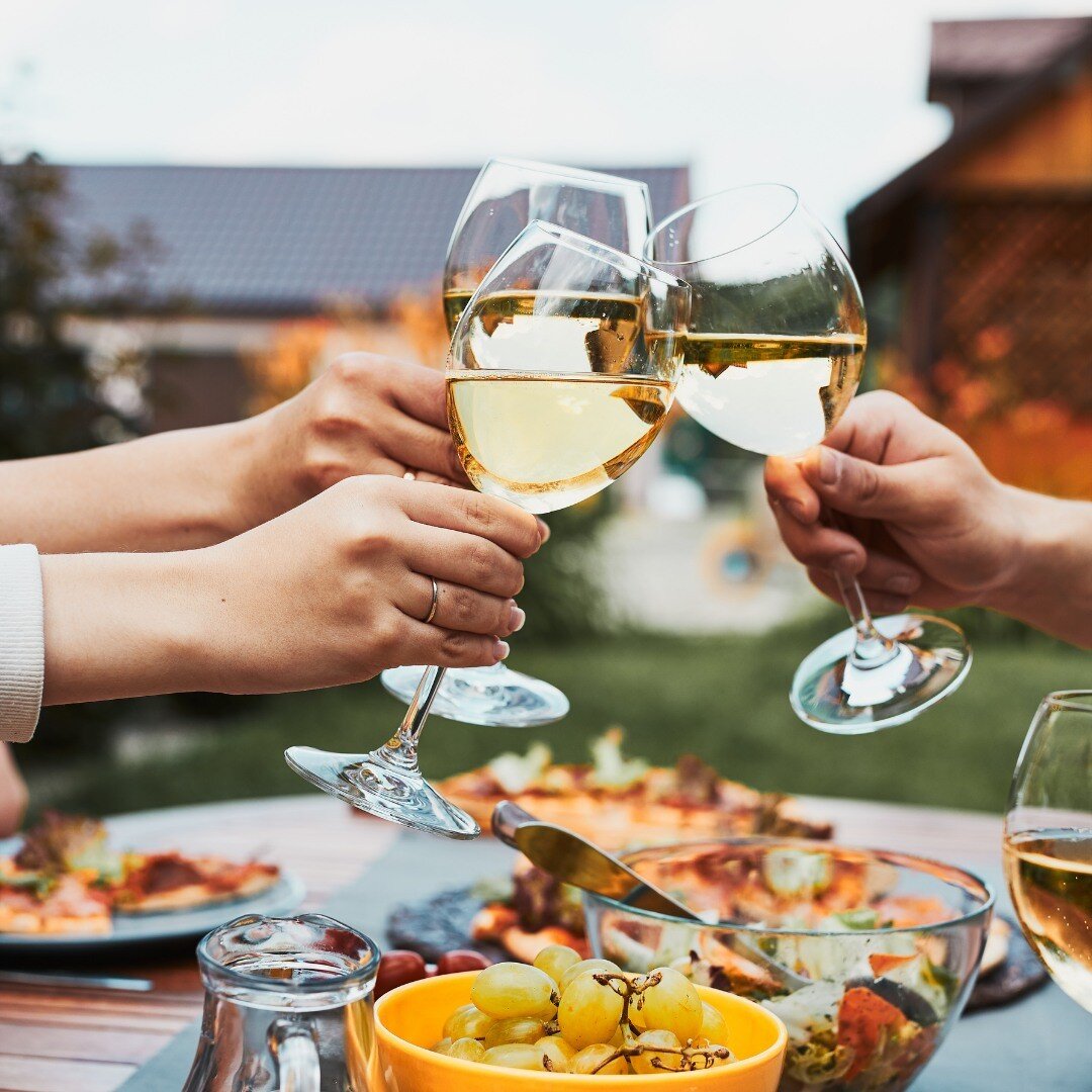 Tag a friend who you want to have a summer picnic like this with 🍷 

#summertime #picnic #friends #wine #winelover #wine101 #learnwine #sommelier #oenophile #winetasting #virtualtasting #virtualevent #eventideas #redwine #whitewine #sparklingwine #b