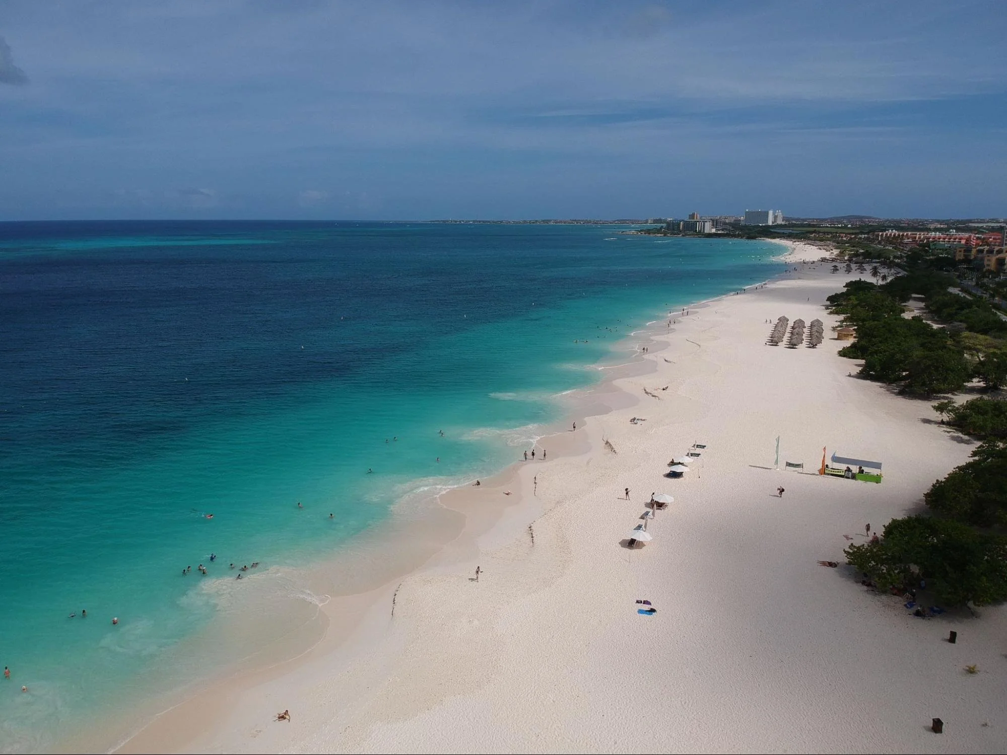 photograph of a pristine sandy beach in Aruba.