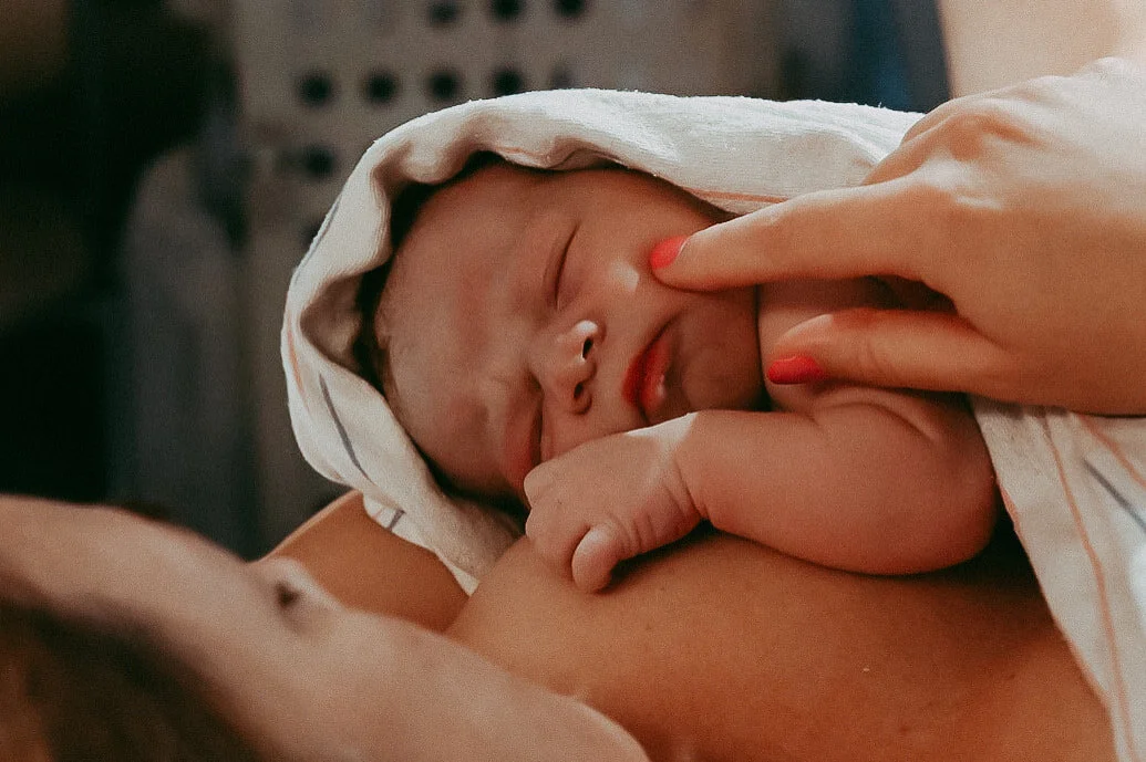 The Magical Golden Hour: What to Expect (and How to Protect) Your Baby's First Precious Hours ✨