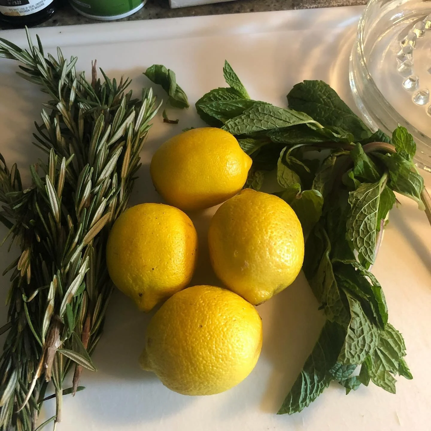 I&rsquo;m working hard to make the very best popsicles for the @jazzfest 🎺🎷🎶🎼🎵🎹⚜️
You can find Firefly Pops in the Kids Tent area! ☀️🕶️🌞✌️😎