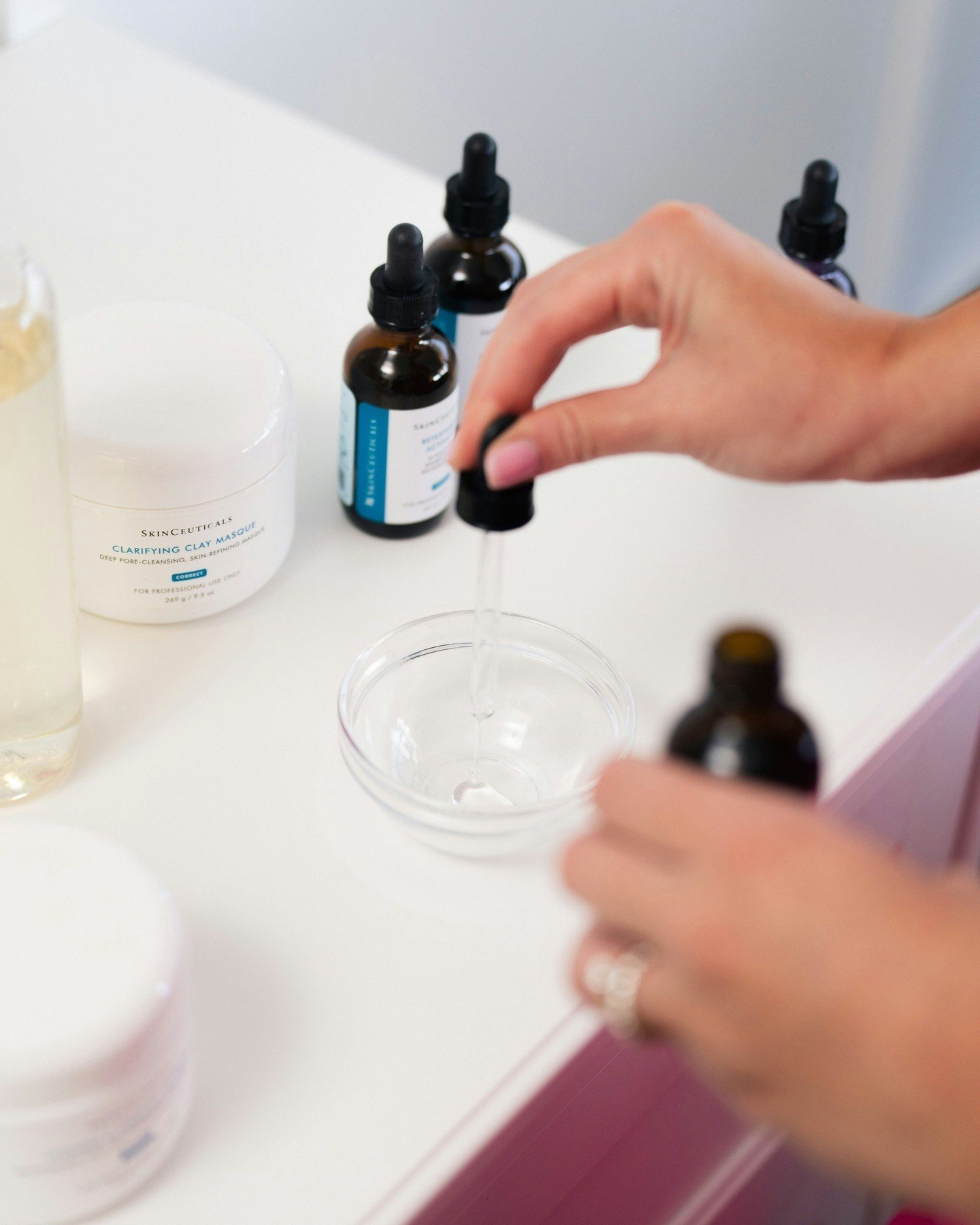 Psssttt... using more products than you need won't make your skin any better... 😏 [Someone had to say it!] 

I'm all for simplifying your skincare routine 😌

Let's chat about how @skinceuticals can help in your Free Consultation!

We'll discuss you
