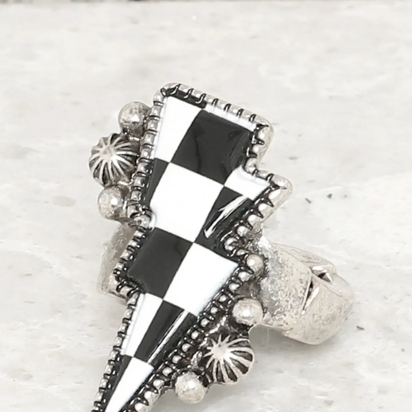 Western Checker Board Pattern Thunder Ring