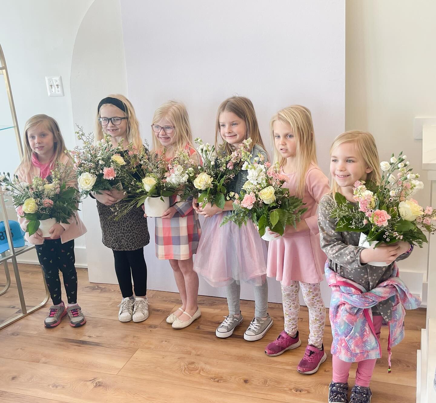 Mommy &amp; Me 🤍 we loved having mom/daughter pairs in the studio this weekend to work on an arrangement together!!! We had so much fun - we&rsquo;re excited to announce our mommy &amp; me class right before Mother&rsquo;s Day! You&rsquo;ll get to l