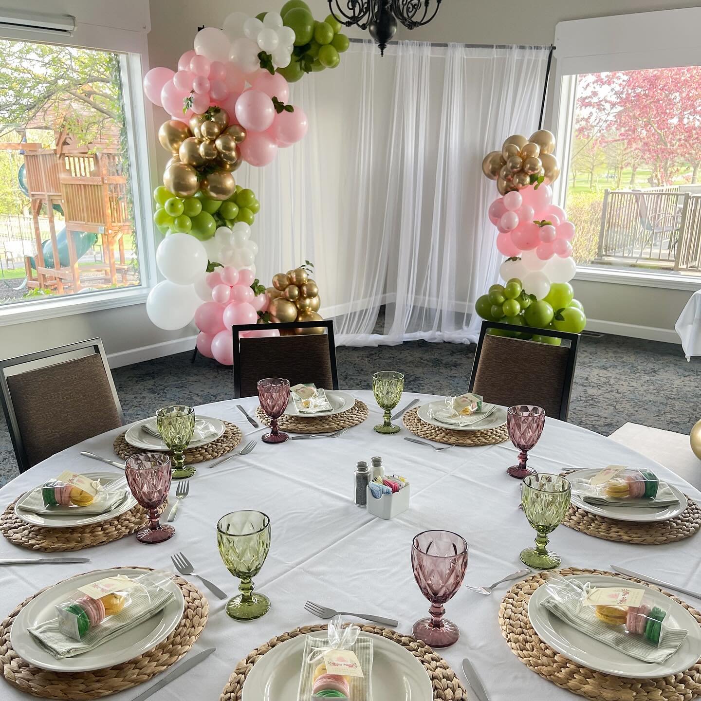 The moment Jack &amp; Jill make it out of the children&rsquo;s novel&hellip; 

Balloons &amp; Rentals&hellip; green &amp; pink water goblets, wicker chargers, gold easel 💕 

We have an ever growing inventory of rentals for your events! Always inquir