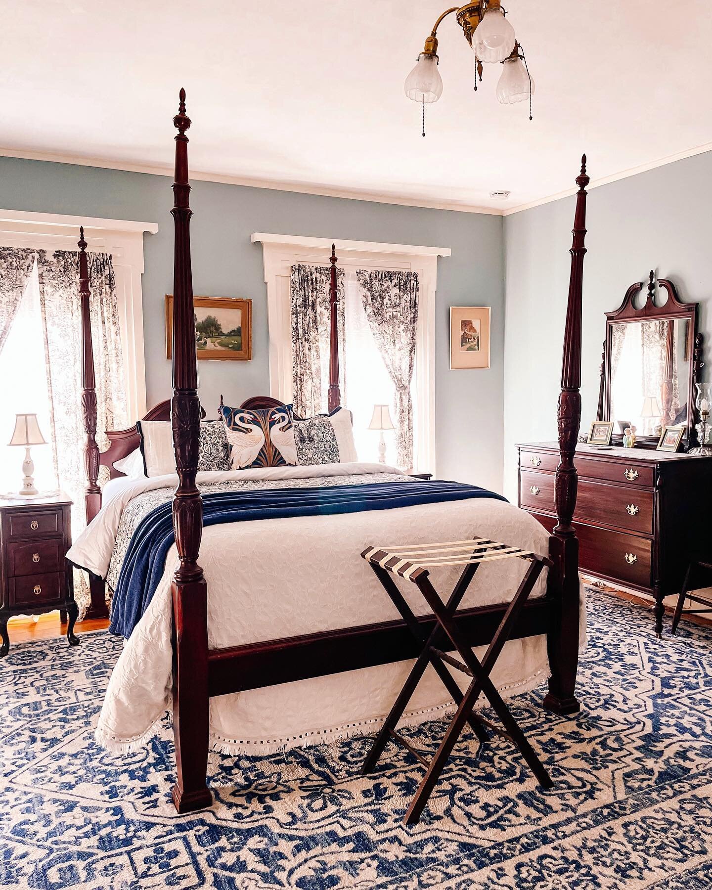 We&rsquo;ve reached the home stretch of winter, and today&rsquo;s warm weather is giving us ✨life✨ #isitspringyet ☀️🌱

Book the Cragin Room via Airbnb, and wake up in the four poster bed of your dreams. Booking link on our website: theoconnellhouse.