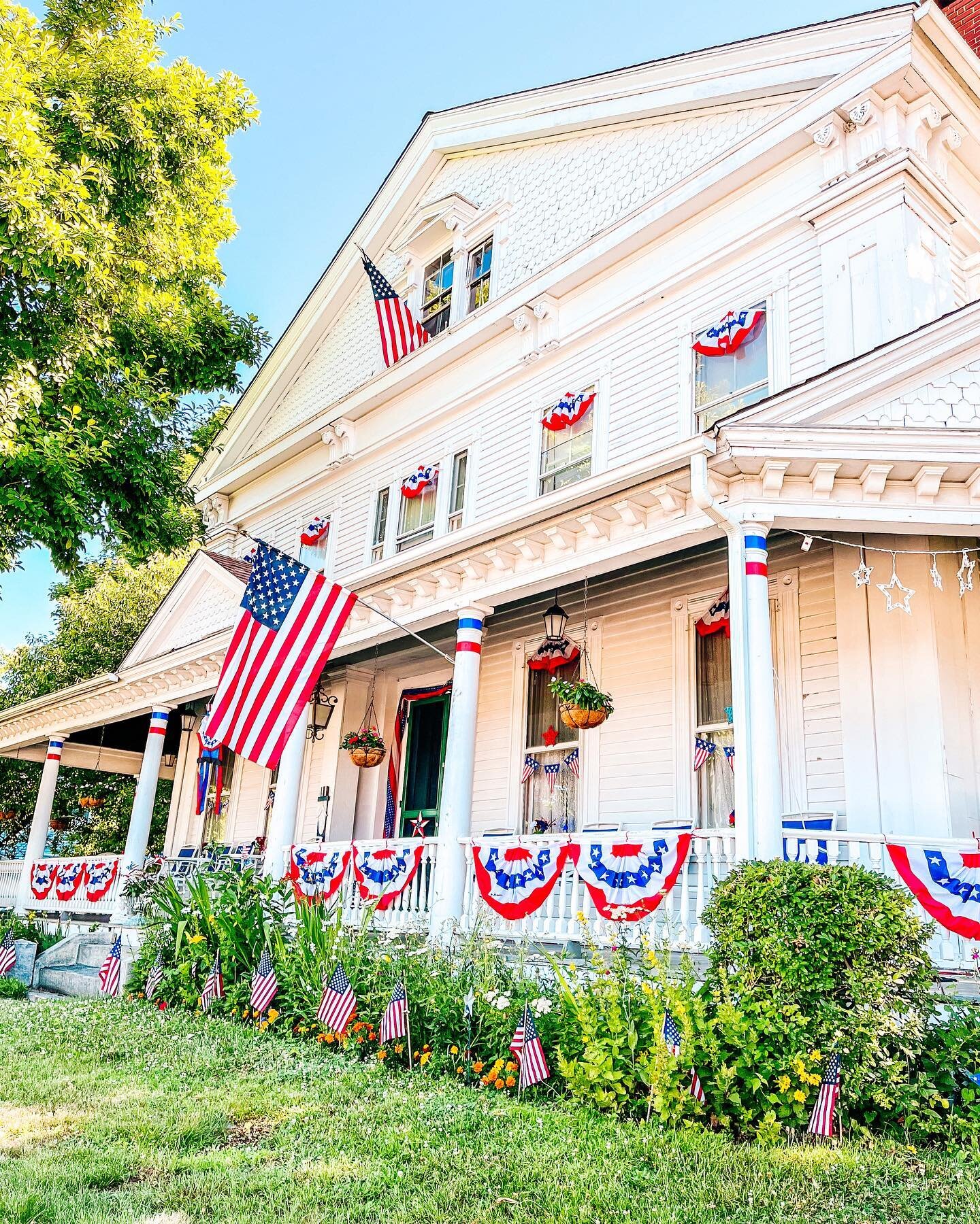 Now and then: bunting edition! We dress the house up every July to honor its historical roots. 🇺🇸
&bull;
&bull;
&bull;
#bedandbreakfast #airbnb #bnb #colchester #connecticut #ct #newengland #newenglandcharm #historichouse #historicpreservation #his